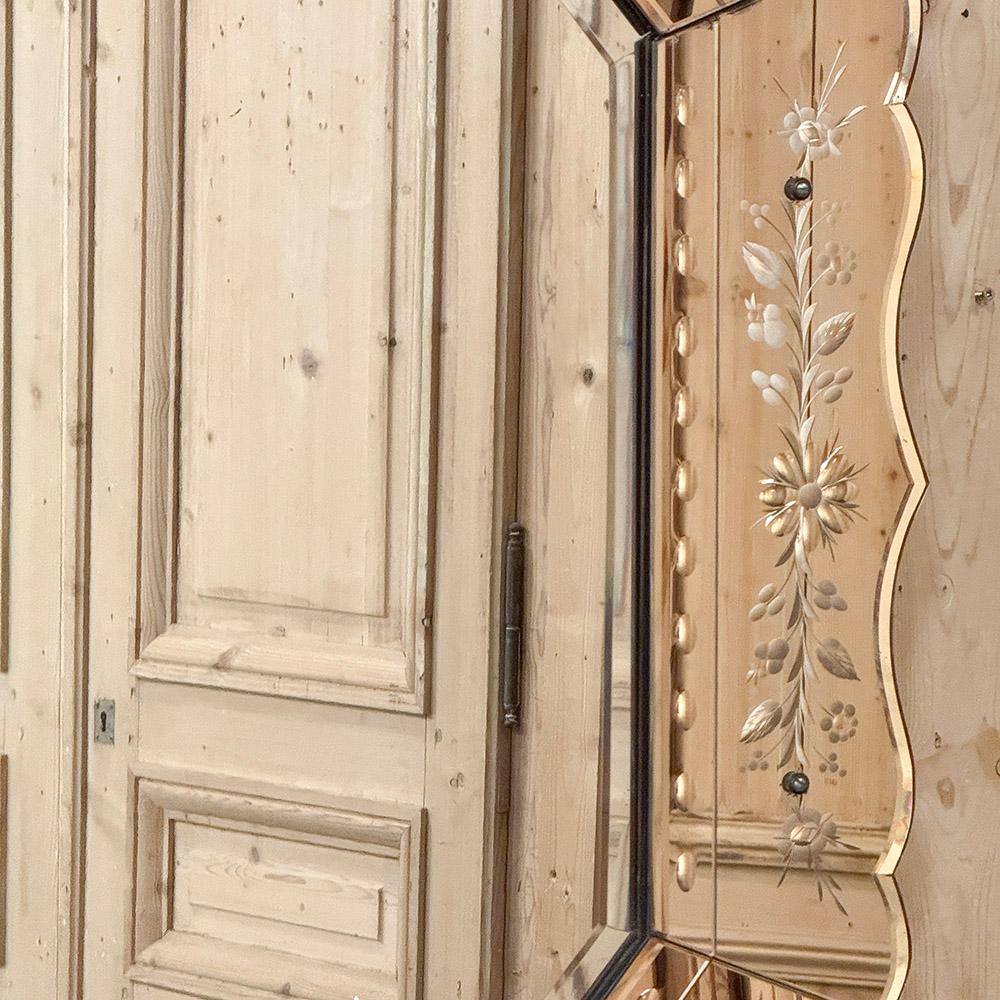 20ième siècle Miroir mural vénitien ancien avec cadre en miroir en vente