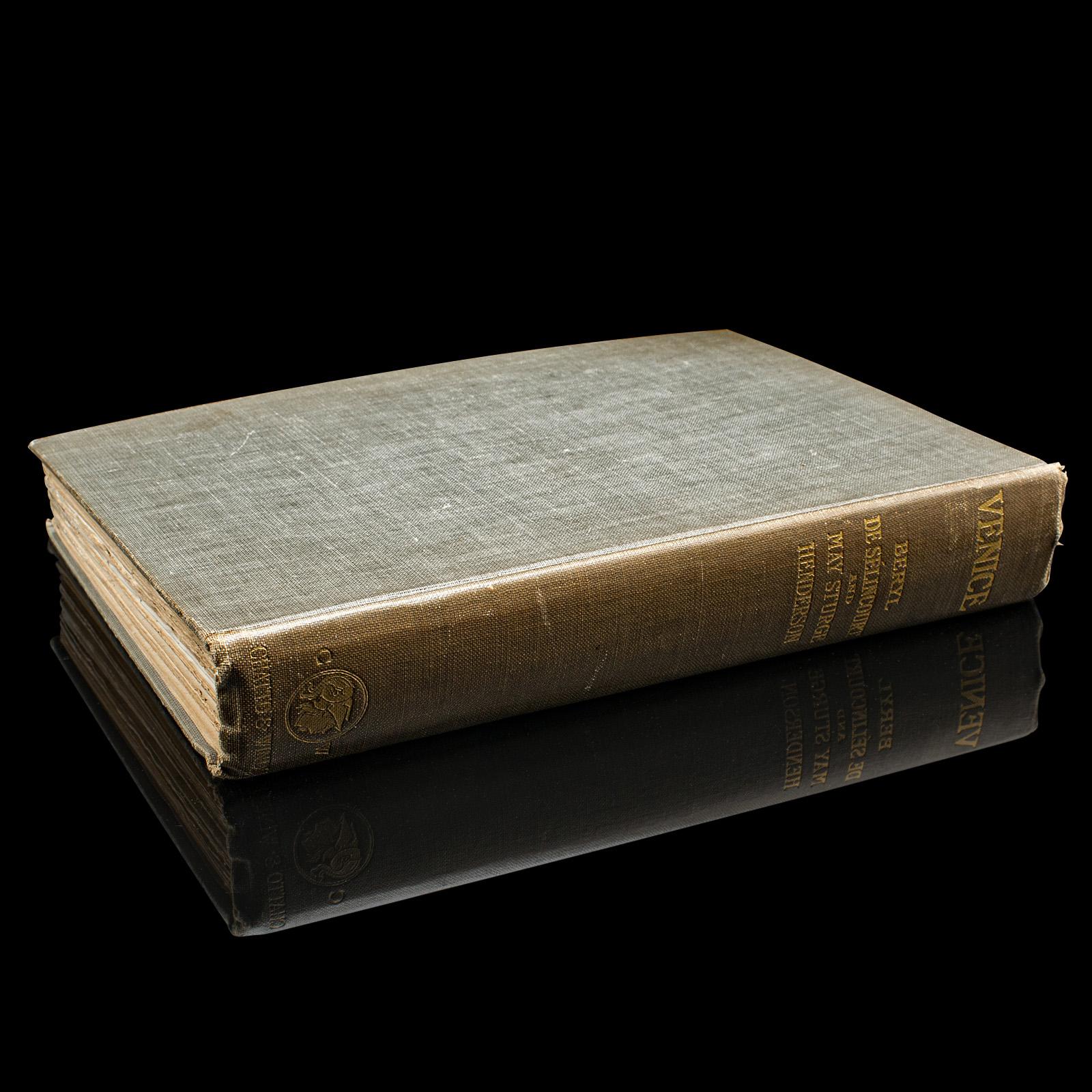 Voici un charmant exemplaire ancien de Venice, un livre d'art et de voyage illustré présentant les œuvres du célèbre artiste britannique Reginald Barratt ARWS, publié par Chatto & Windus, Londres, à l'époque édouardienne, et daté de 1907. Un volume