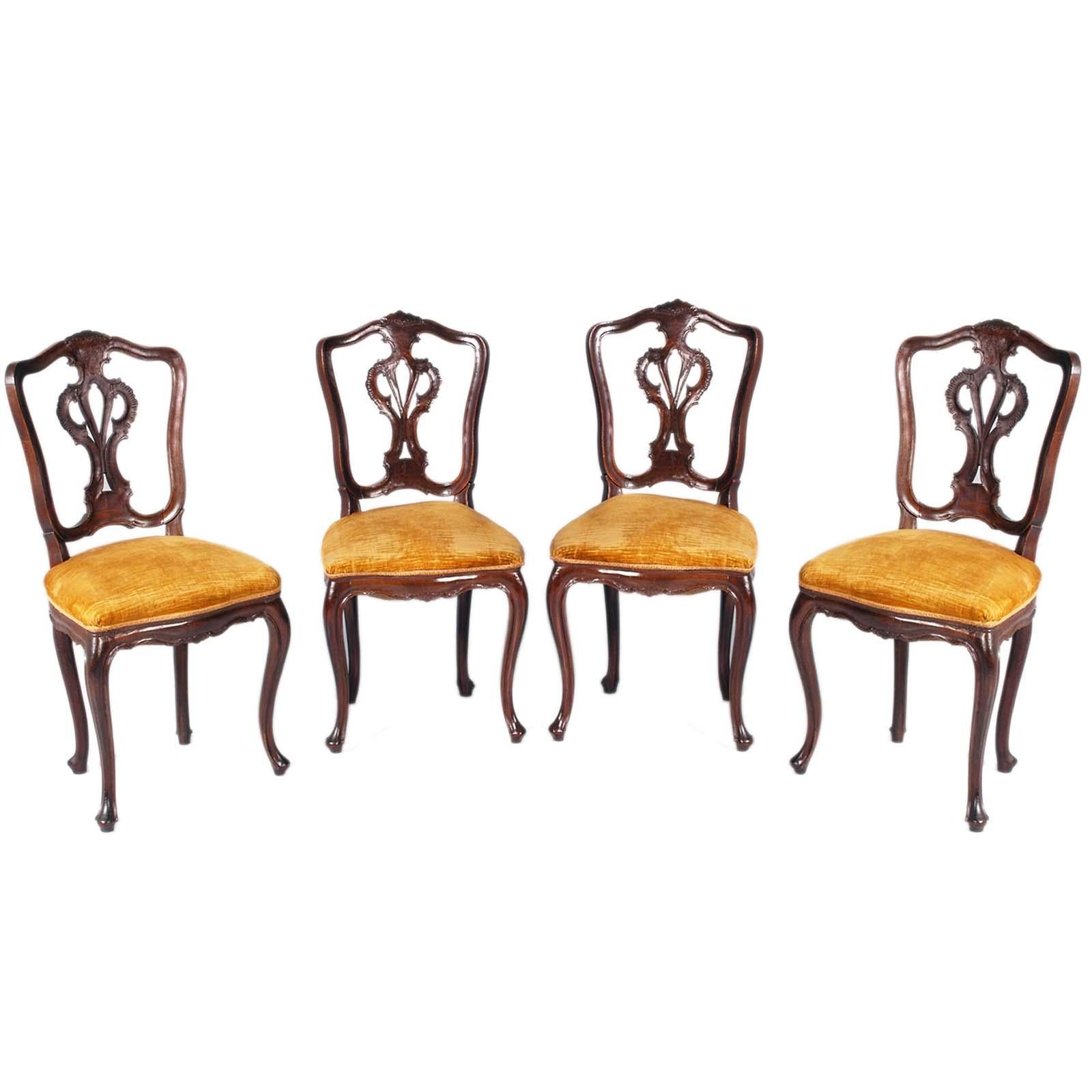 Raffiniertes Venedig Vier Louis XVI Stühle, 19. Jahrhundert, mit Samtpolsterung noch benutzbar, auf Wunsch neu polsterbar. Verstärkte Struktur für den täglichen Gebrauch. Federsitz. Schöne originale antike Patina
Das Design der Stühle kann der