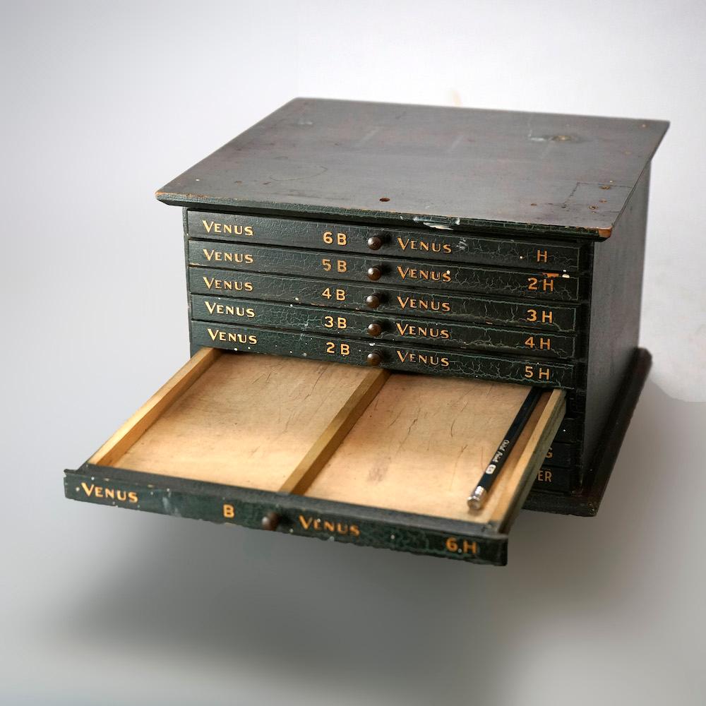 Antique Venus Advertising Pencil Box Circa 1920 In Good Condition In Big Flats, NY