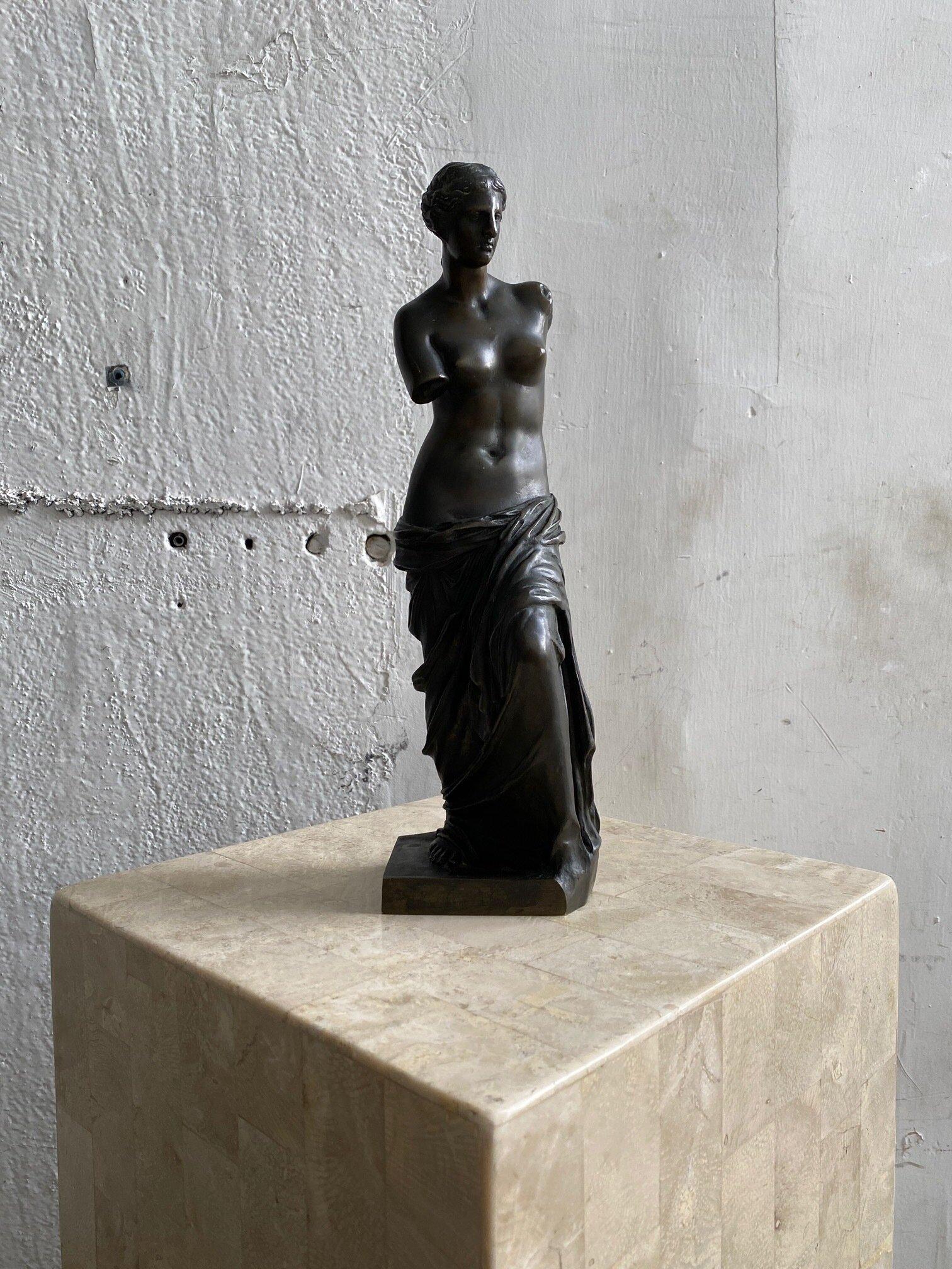 Antique Venus de Milo Grand Tour bronze, circa Late 19th Century. Intricately detailed hollow cast bronze form. Beautifully rendered replicating the original ancient sculpture down to the folds in the fabric and soft form. Unsigned. 

Specs: 4”