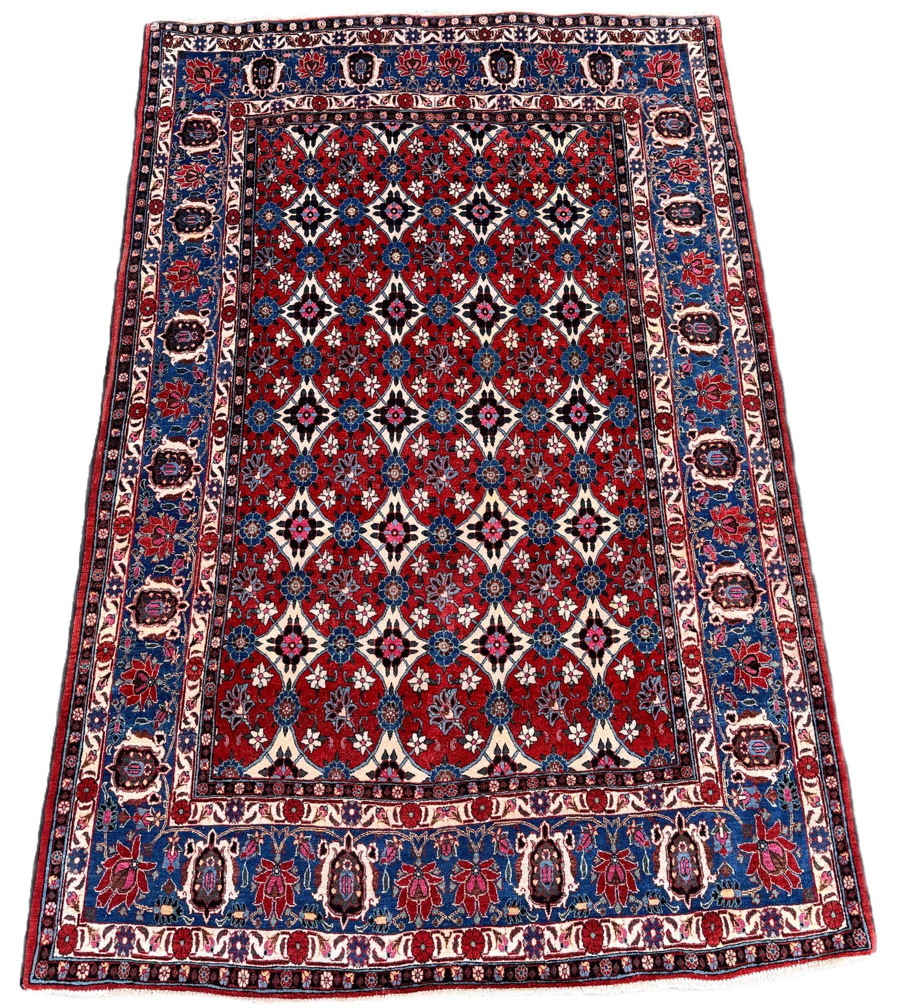 Ein schöner antiker Veramin-Teppich, gewebt um 1920. Der Teppich zeigt ein Allover-Mina-Khani-Muster auf einem Terrakotta-Feld, das von einer eleganten, zartblauen Bordüre umgeben ist. Fein gewebt, mit hervorragender Wollqualität und tollen
