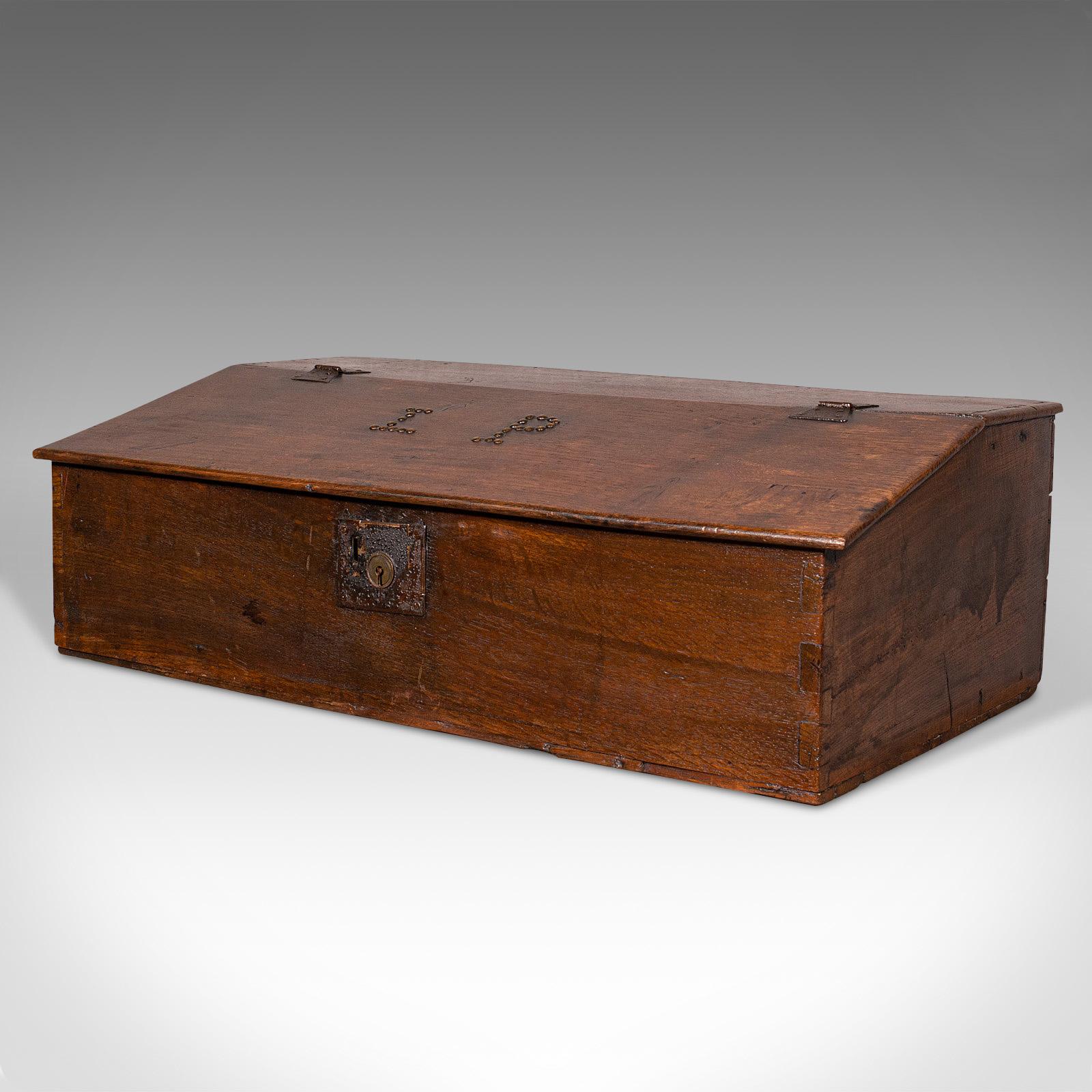 Antique Verger's Table Top Desk, English, Oak, Ecclesiastical, William III, 1700 In Good Condition For Sale In Hele, Devon, GB