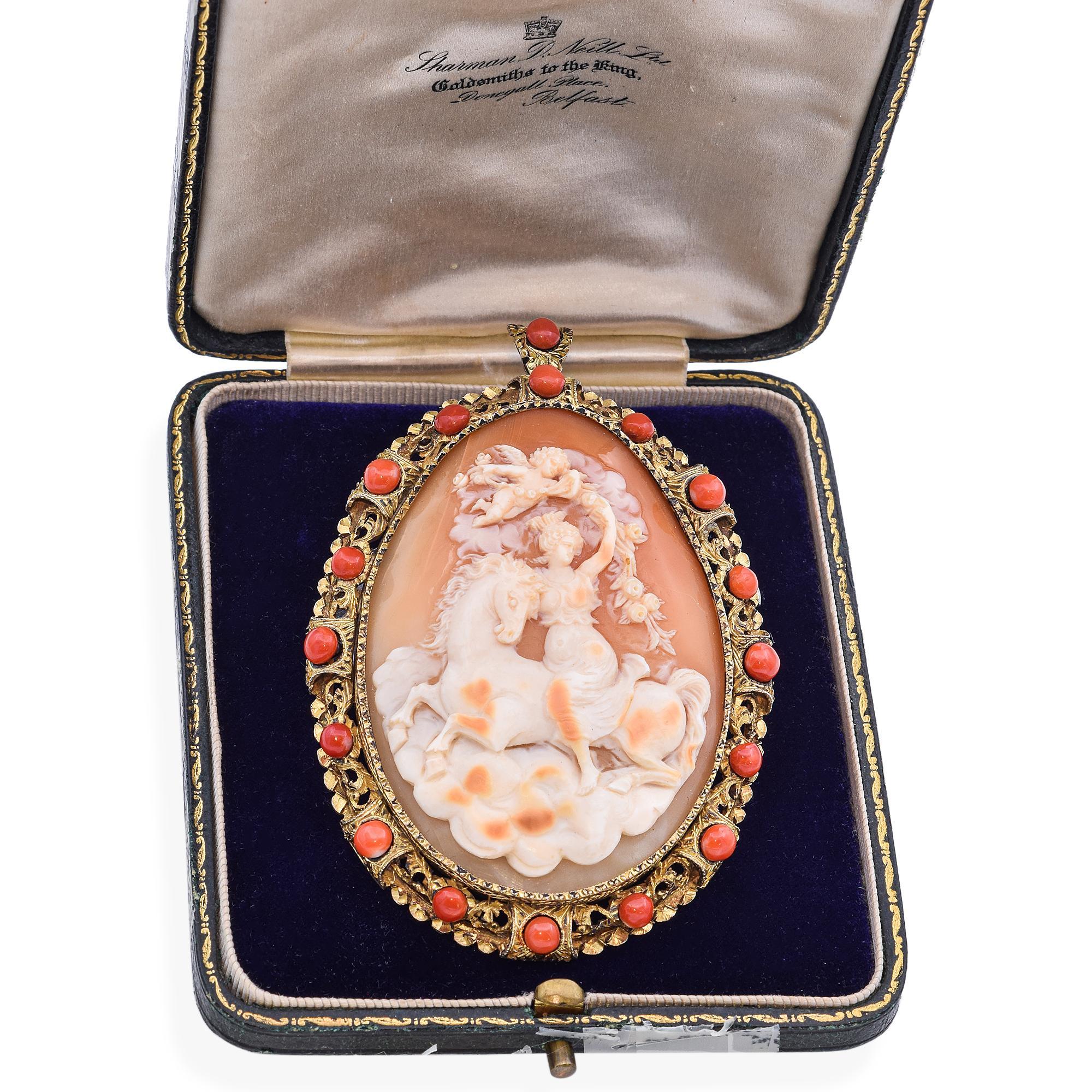 Cette exquise broche antique présente un camée en coquillage finement sculpté à la main représentant Aurora, la déesse romaine de l'aube, gracieusement à califourchon sur son cheval céleste. L'Aurore, connue pour apporter la première lumière du