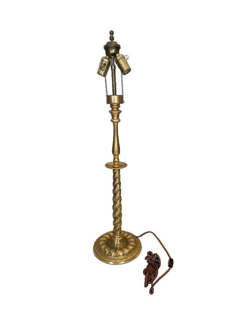 Cette lampe élégante incarne l'essence même de la sophistication. Notez la finesse des détails, non seulement de la torsion symétrique du chandelier, mais aussi du filigrane du motif de la feuille sur le chandelier et la base. La riche teinte dorée