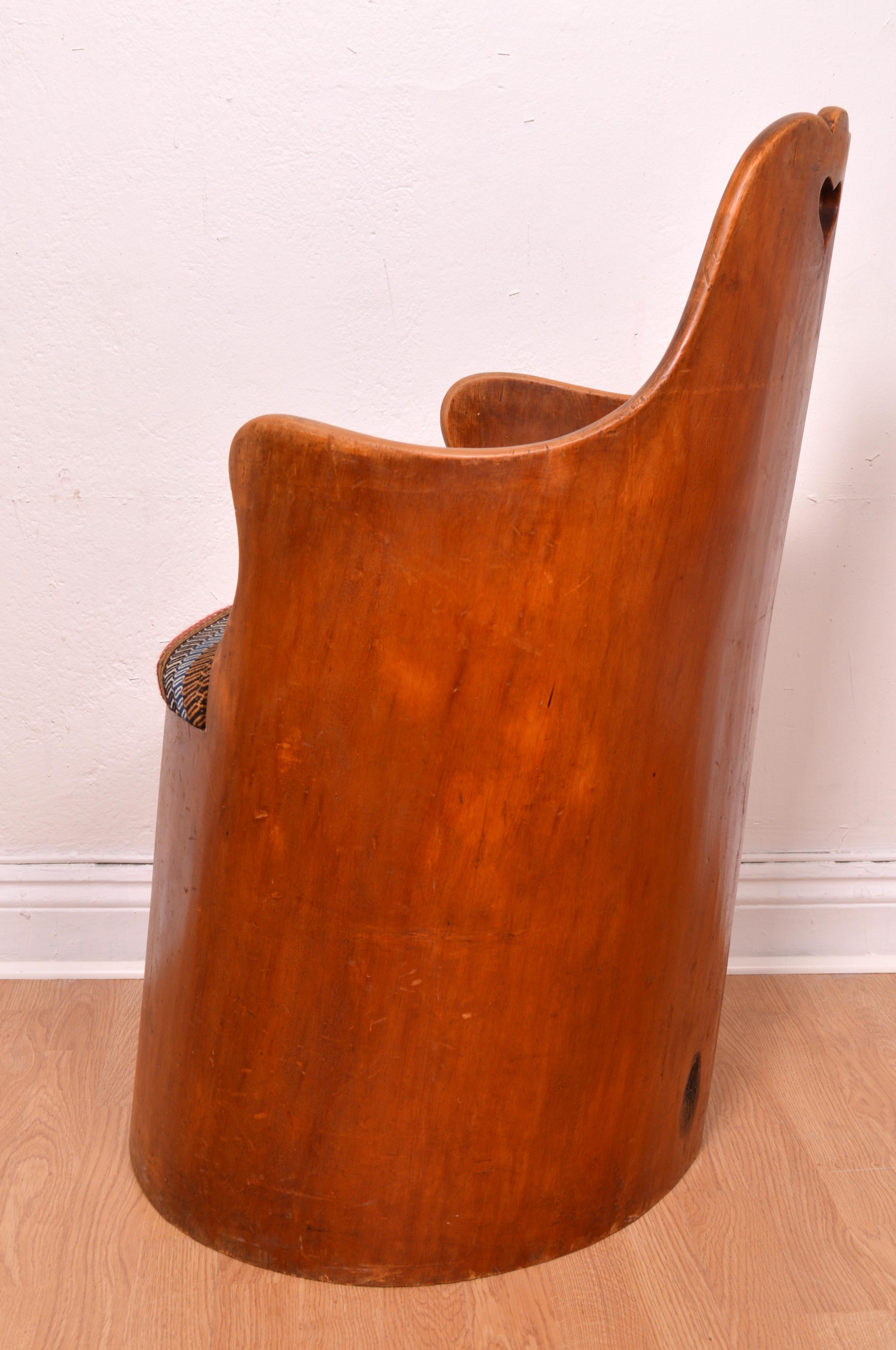 Silla de tronco sueca antigua y vernácula de 1912, Kubbstol tradicional tallado Sueco en venta