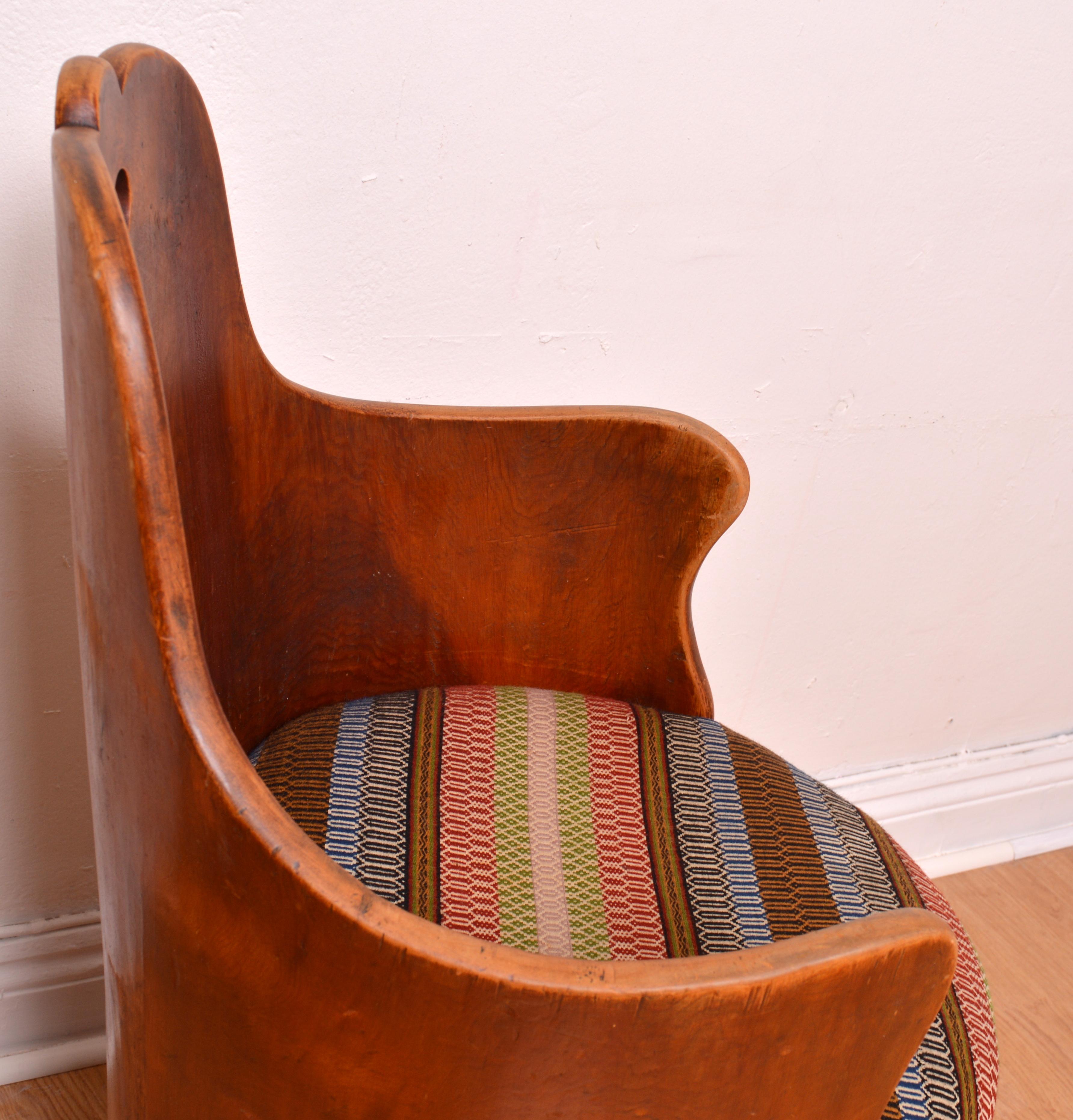 Silla de tronco sueca antigua y vernácula de 1912, Kubbstol tradicional tallado principios del siglo XX en venta