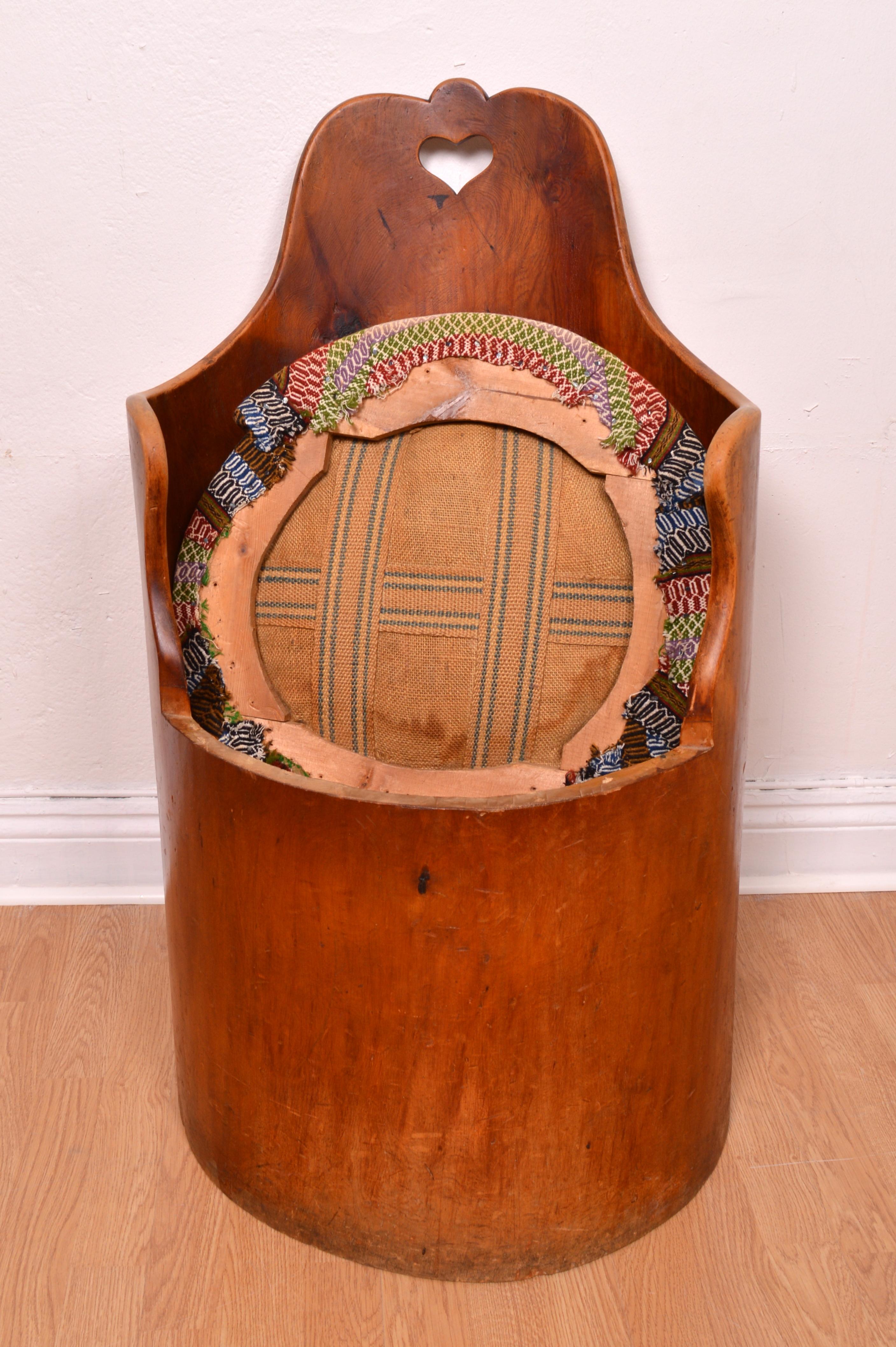 Silla de tronco sueca antigua y vernácula de 1912, Kubbstol tradicional tallado Tela en venta