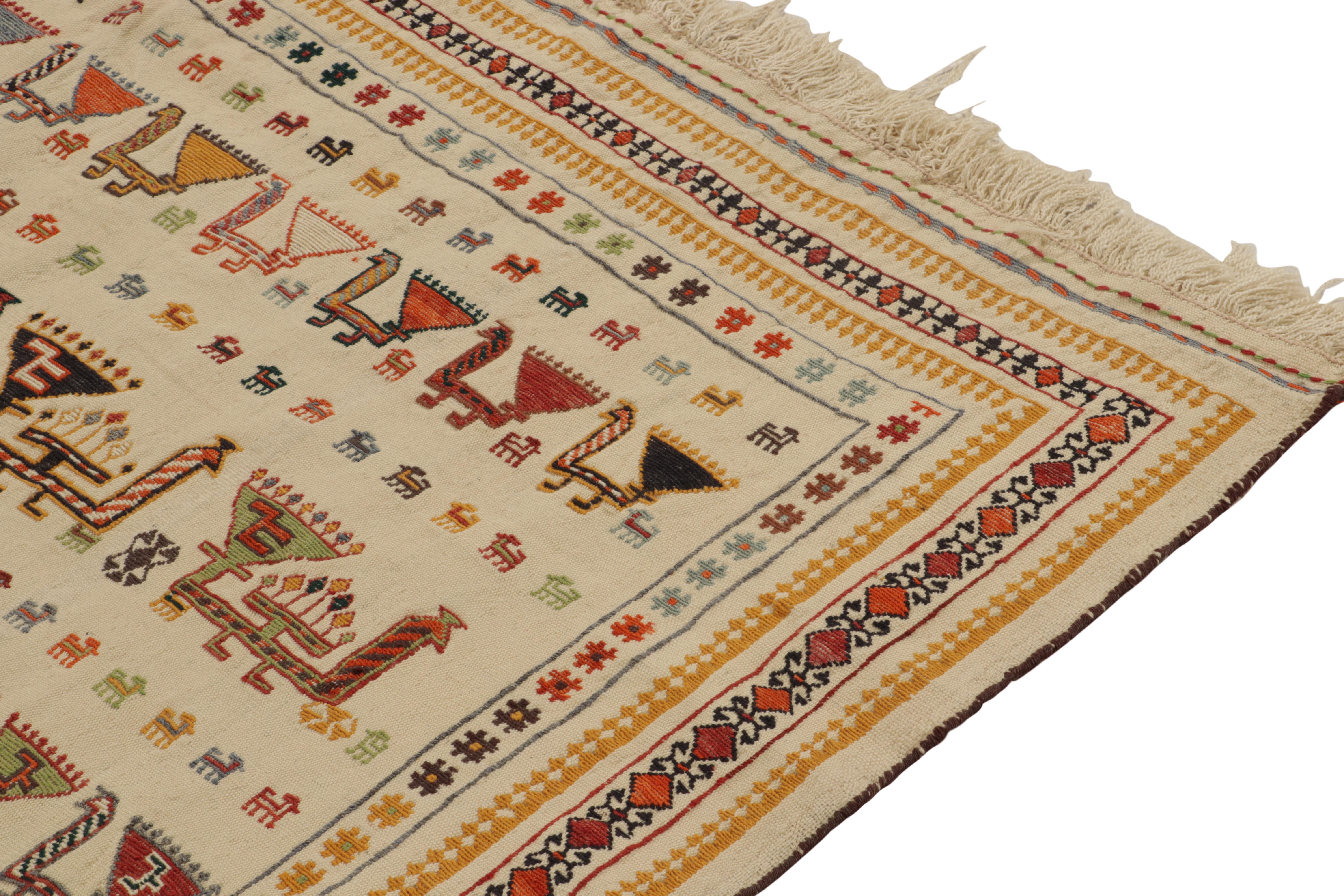Perse Tapis Kilim persan ancien de Verneh en motifs géométriques beiges et orange par Rug & Kilim en vente