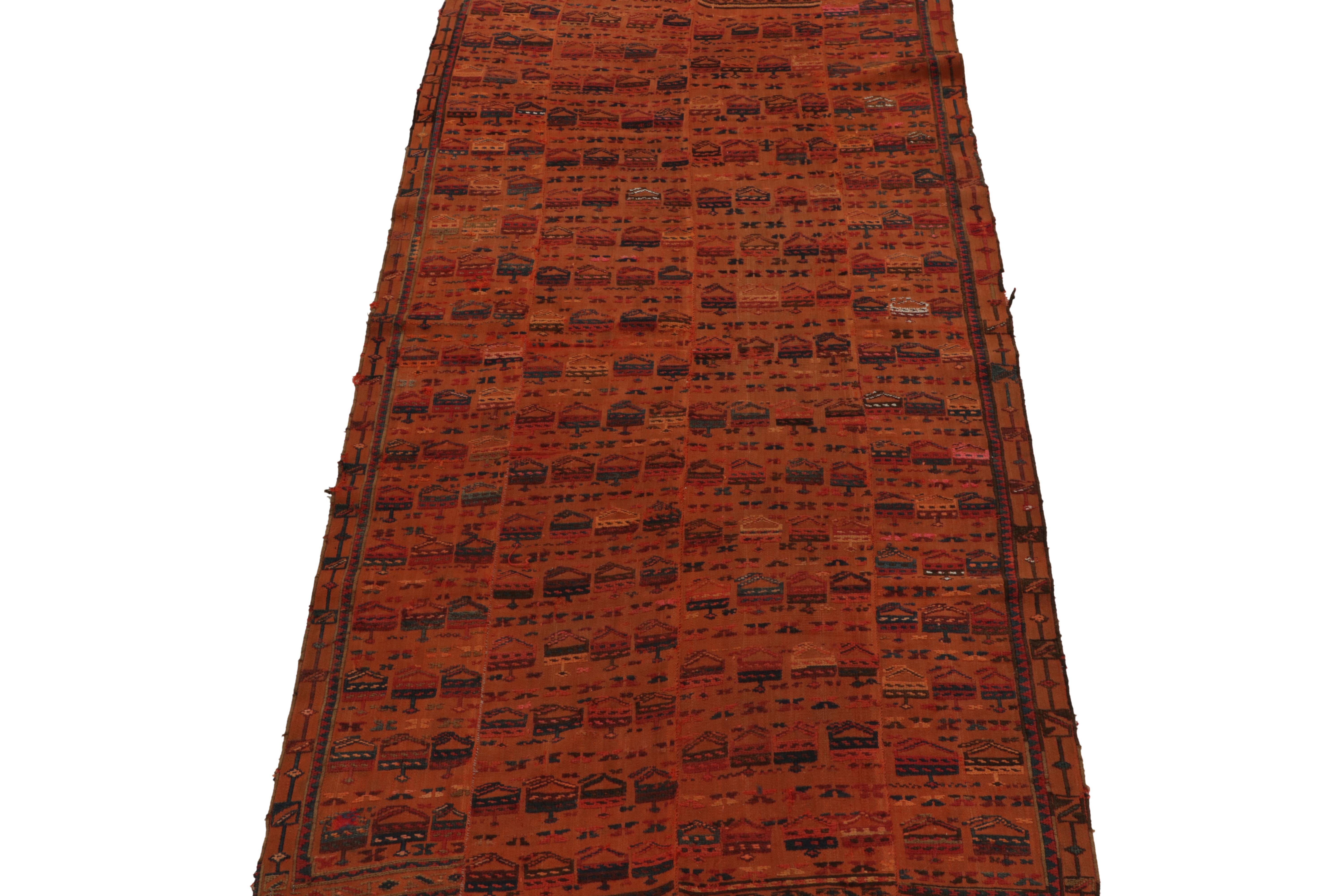 Antiker antiker Verneh-Kelim in Orange, Blau und Rot mit geometrischen Mustern von Teppich & Kelim (Stammeskunst) im Angebot
