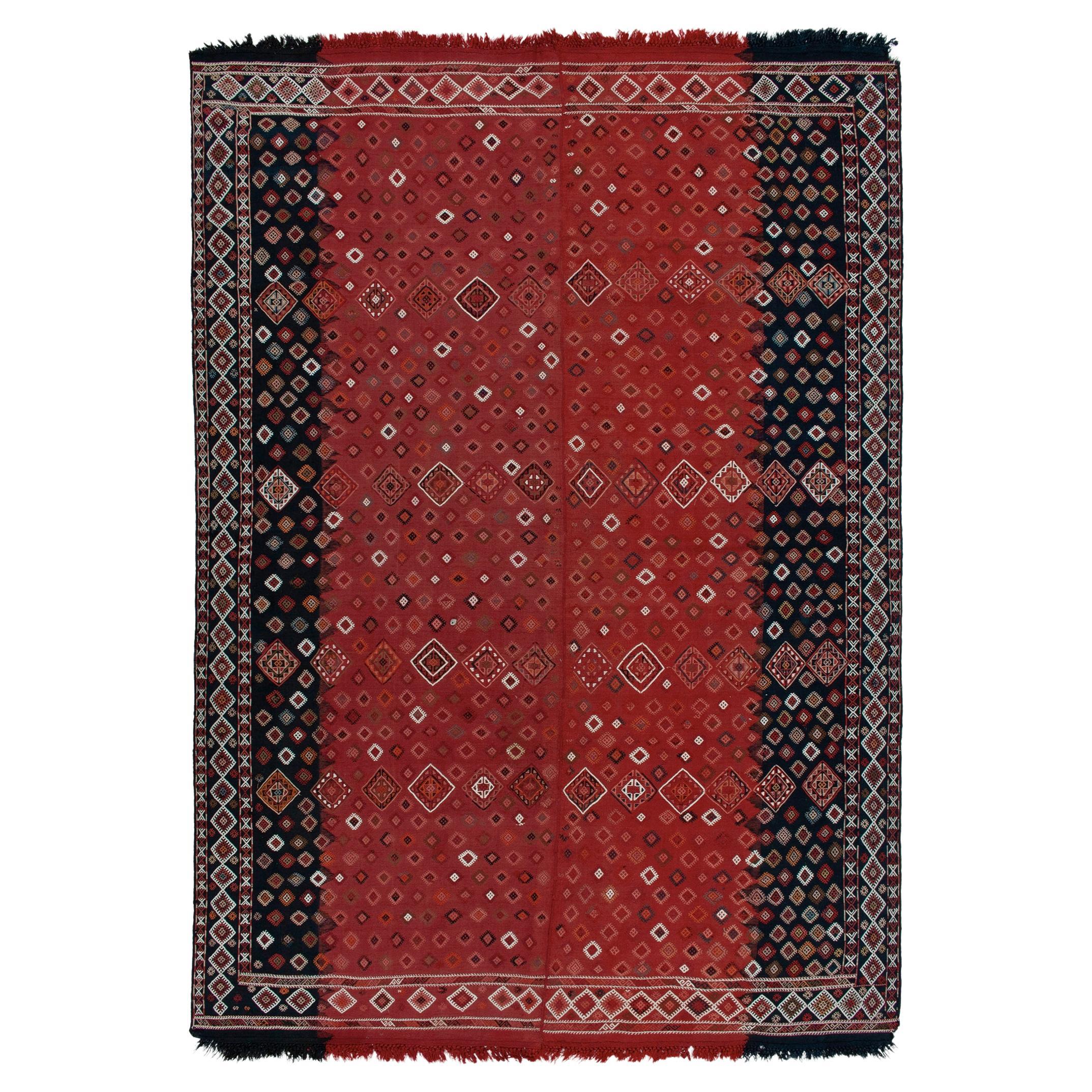 Antiker antiker Verneh-Kelim-Teppich mit rotem, schwarzem und weißem geometrischem Muster von Teppich & Kelim