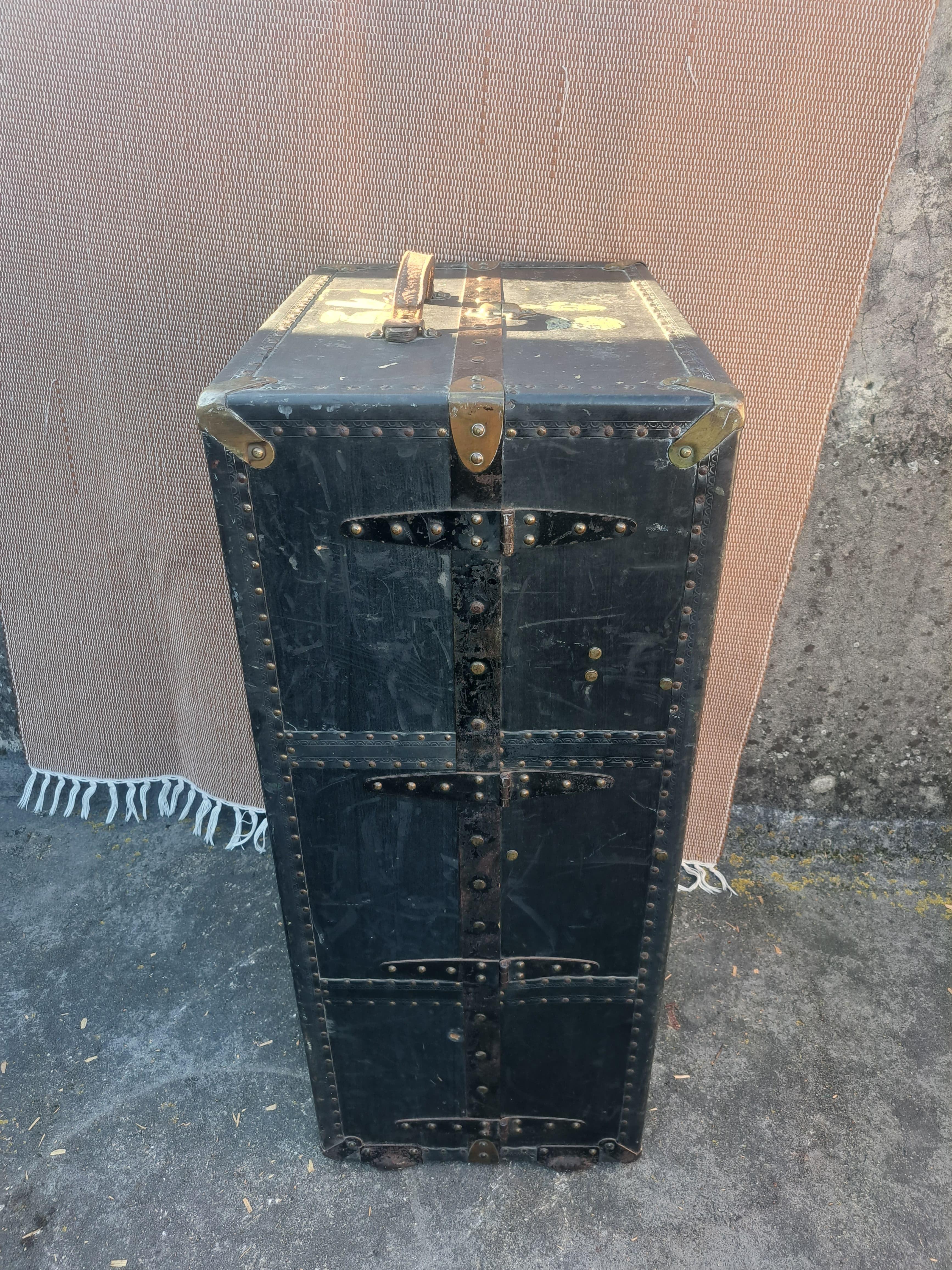 Antiker vertikaler Reisekoffer - Garderobenkoffer (1920-1940) (Portugiesisch) im Angebot