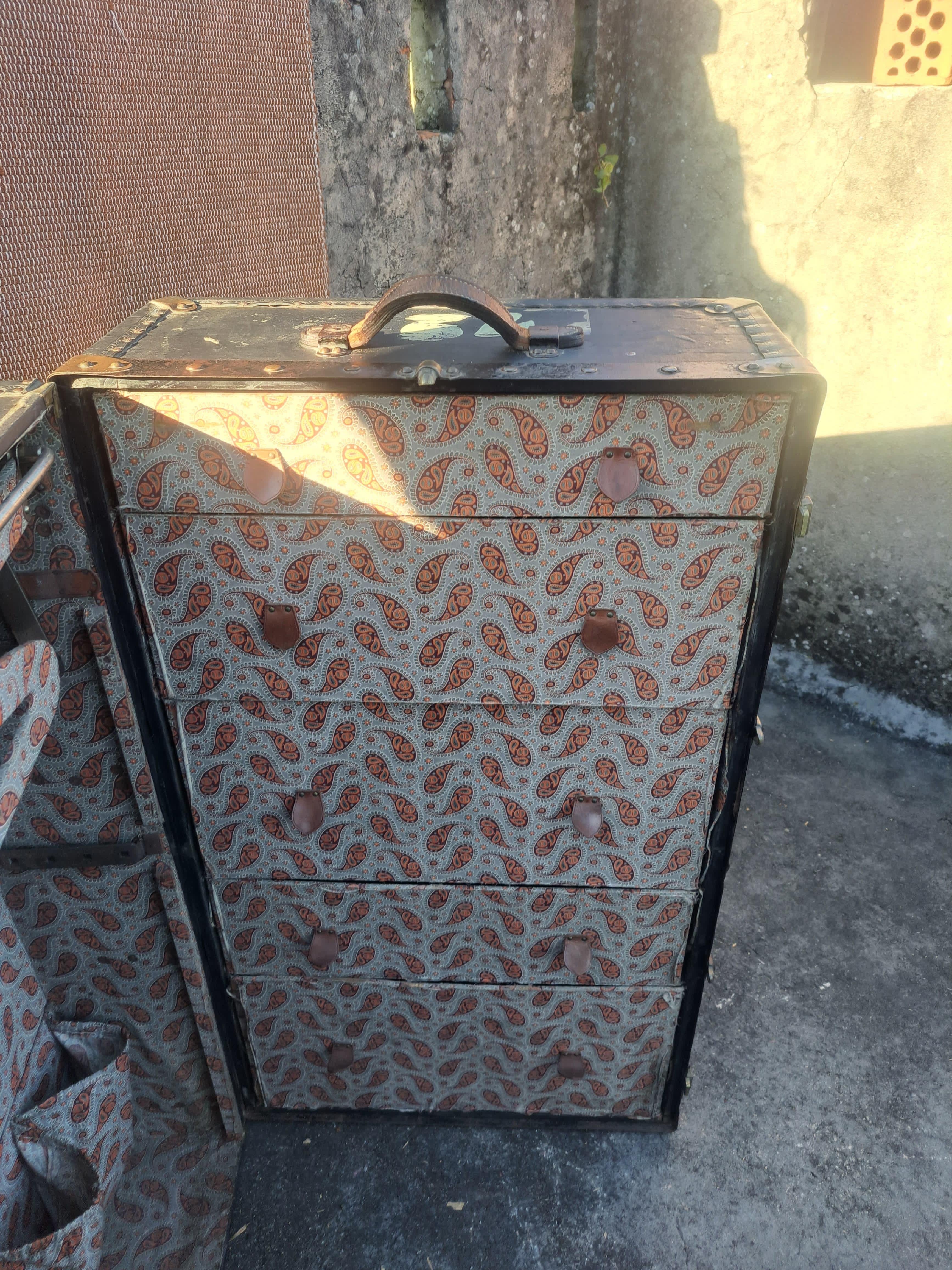 Antiker vertikaler Reisekoffer - Garderobenkoffer (1920-1940) (20. Jahrhundert) im Angebot