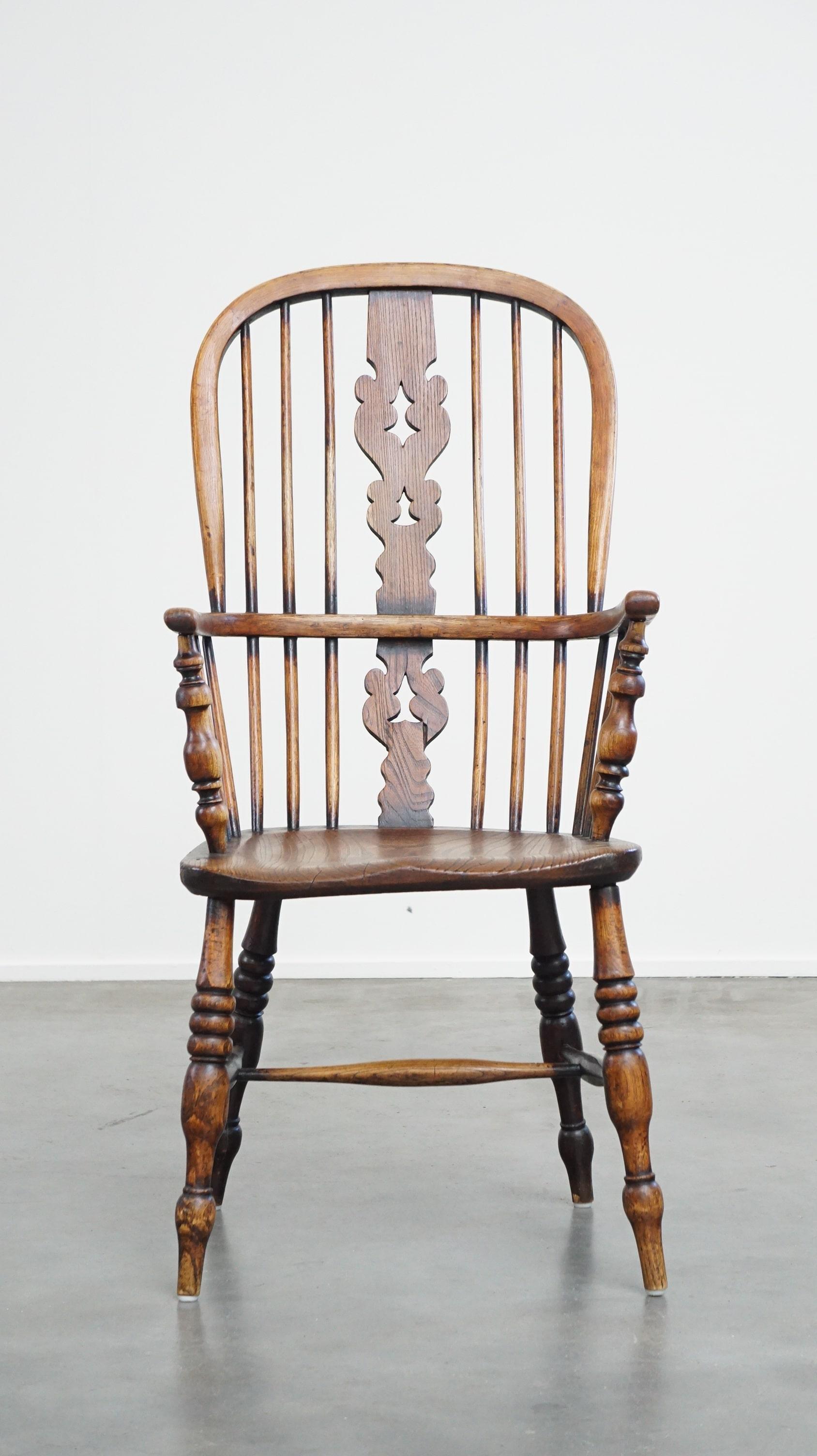 Cette magnifique chaise de salle à manger Windsor antique a développé une merveilleuse patine au fil des ans. La chaise est dotée d'un dossier en fuseau et d'une assise aux formes élégantes. Il est non seulement fonctionnel, mais il ajoute également