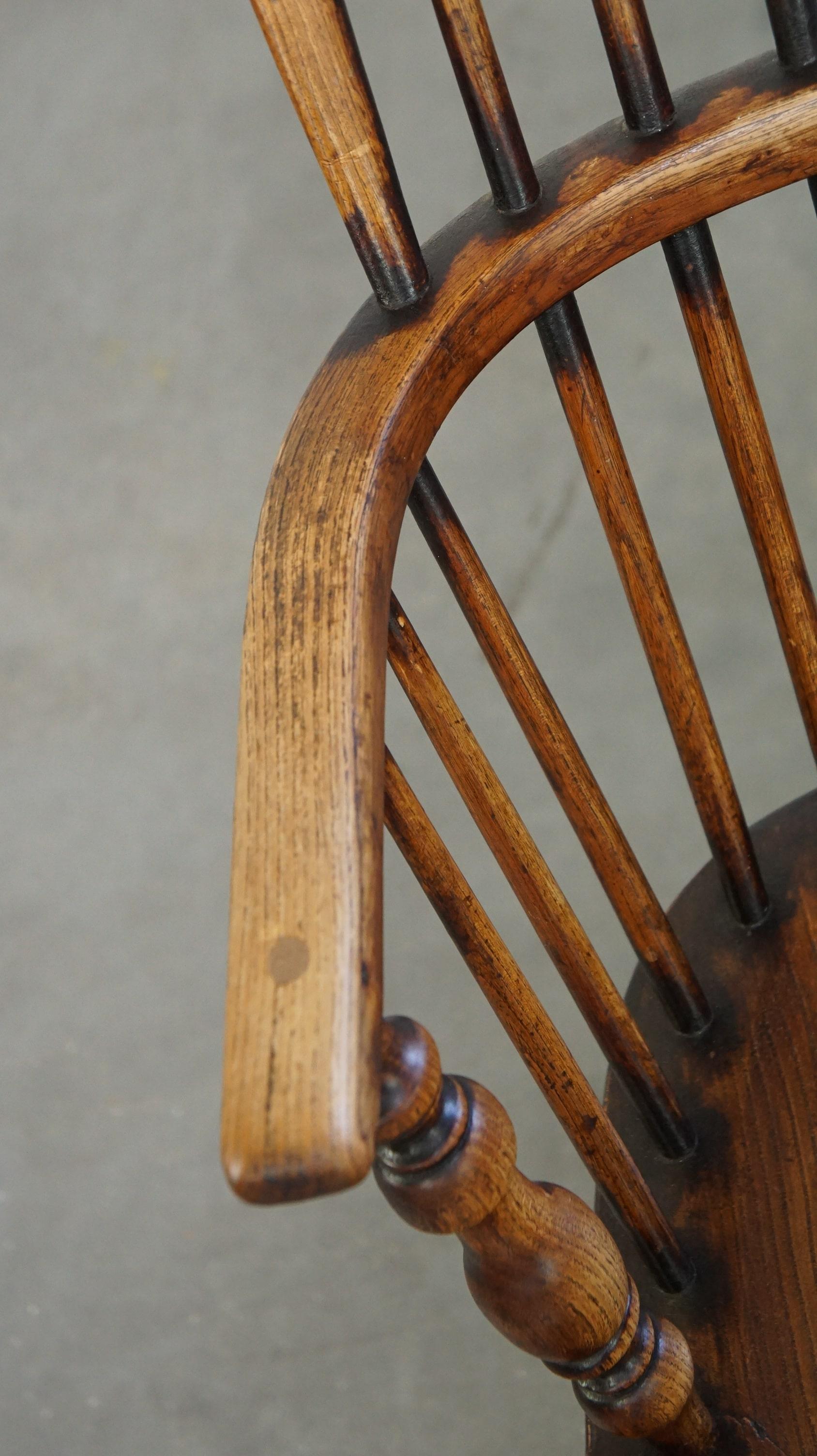 Bois Ancienne et très belle chaise de salle à manger anglaise Windsor à dossier haut en vente