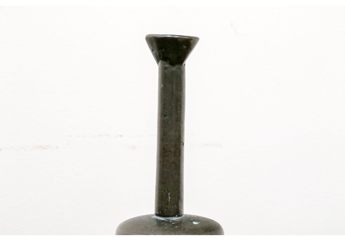 Eine schwere Kuhglocke aus Bronze mit Gehänge. Scharfer, lauter Ton.
Abmessungen: 9 3/8