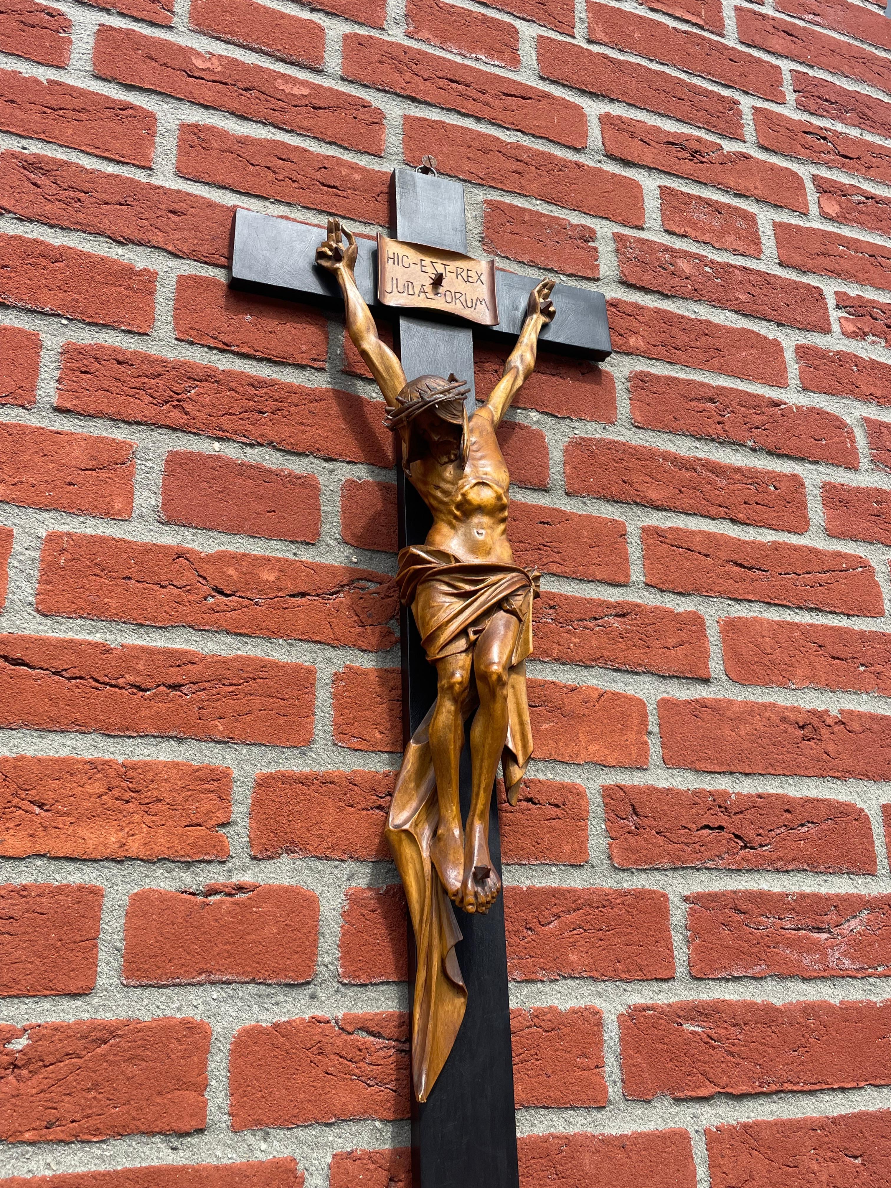 Antique & Very Fine Quality Hand Carved Wall Crucifix ' Hic Est Rex Iudaeorum ' In Excellent Condition In Lisse, NL