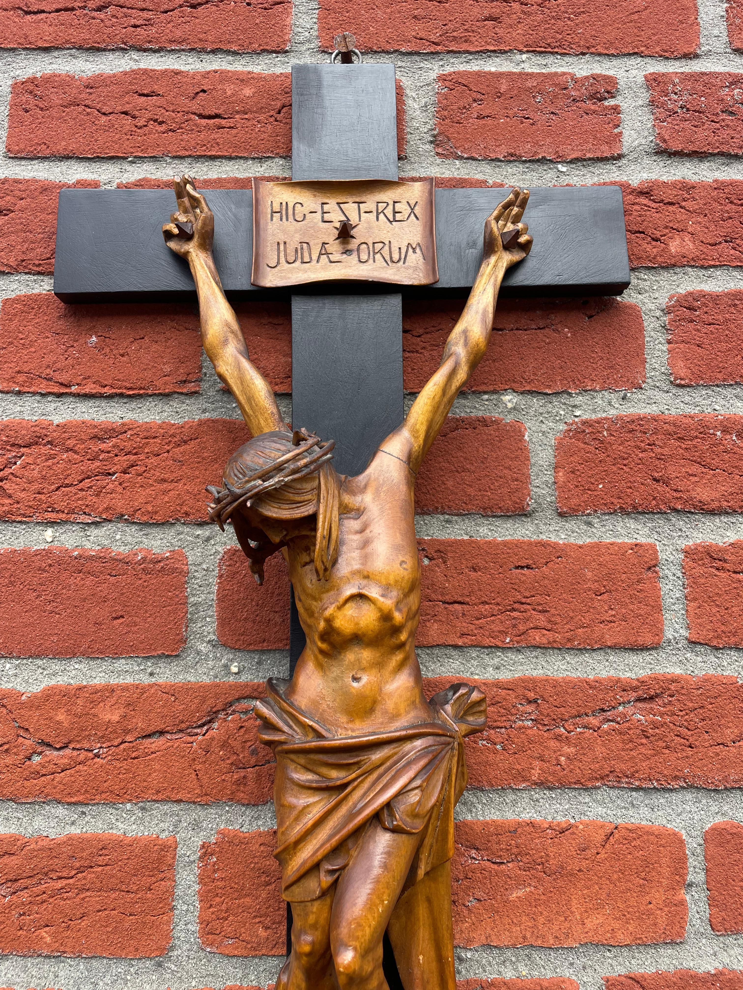 Antique & Very Fine Quality Hand Carved Wall Crucifix ' Hic Est Rex Iudaeorum ' In Excellent Condition In Lisse, NL