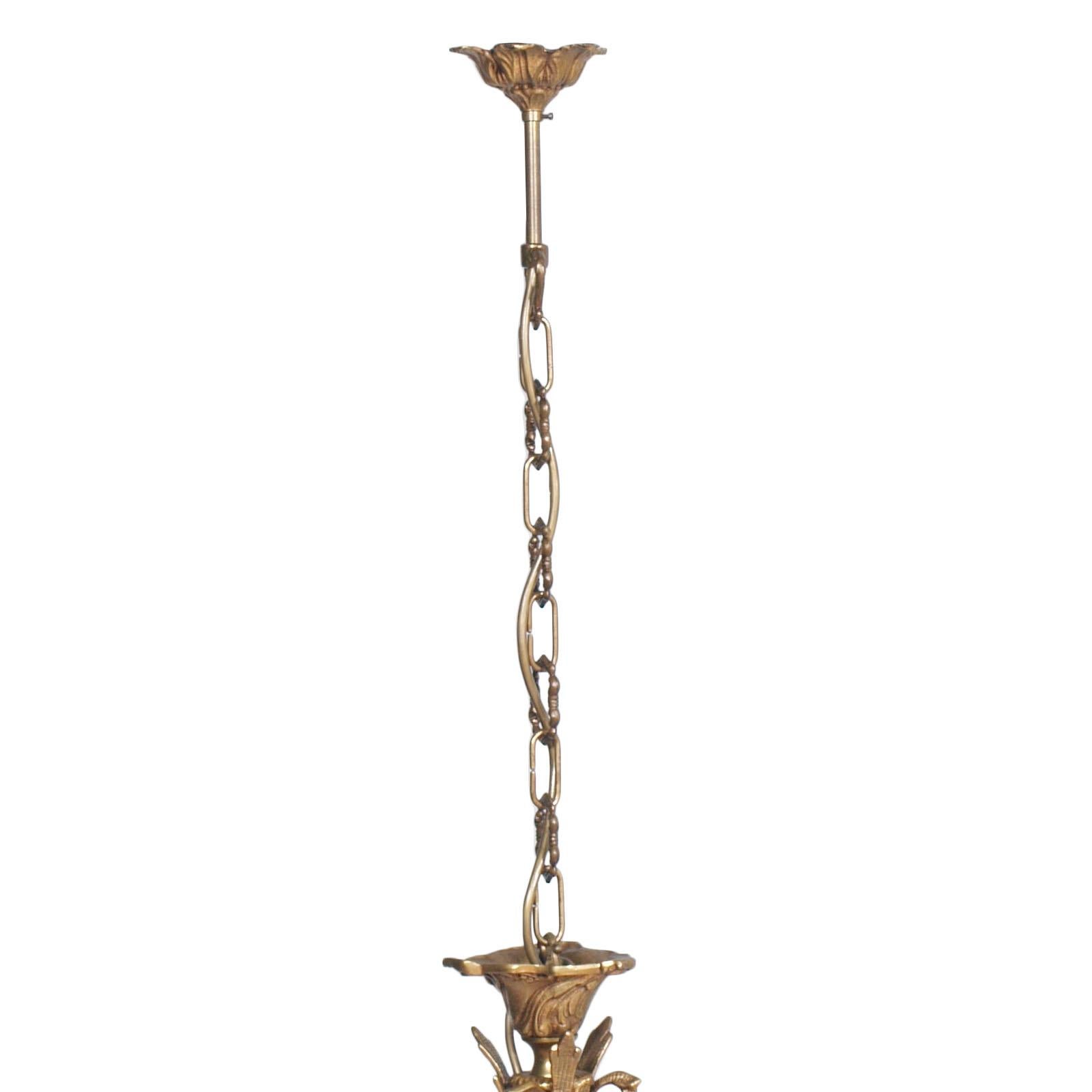 Antiker, sehr schwerer, elektrifizierter Kronleuchter aus einem alten Kerzenständer aus vergoldeter Bronze mit sechs Lichtern, 18.

Maße cm: H 100, Ø 65.
