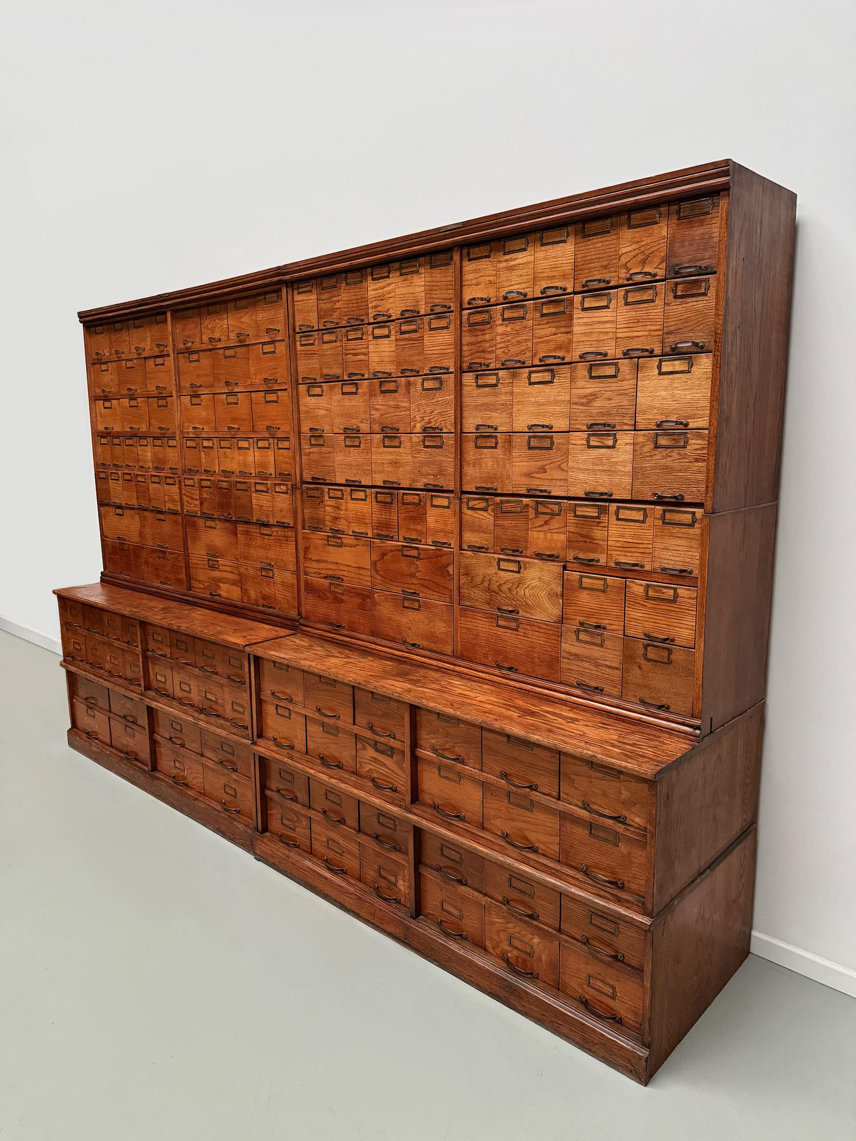 Antique Very Large American Oak Grain / Apothecary Cabinet, ca 1900 In Good Condition For Sale In Nijmegen, NL