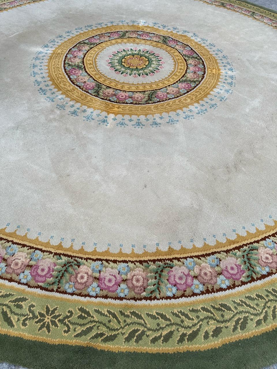 Wir präsentieren einen exquisiten französischen Aubusson-Teppich im Savonnerie-Design, der sowohl außergewöhnlich schön als auch großzügig bemessen ist. Der mit einem hübschen Blumenmuster und einer atemberaubenden Farbpalette geschmückte Teppich