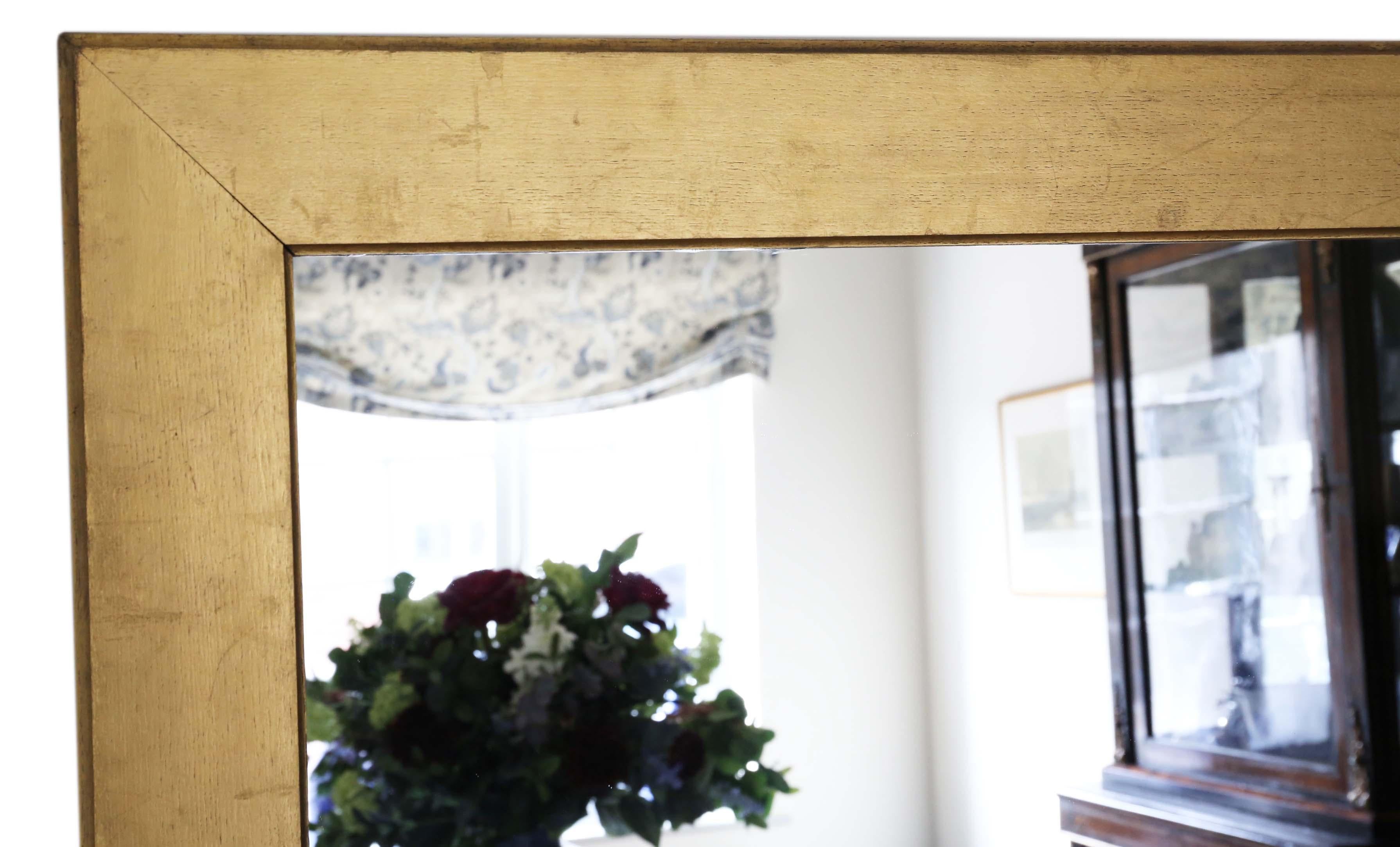 Très grand miroir mural en bois doré de qualité ancienne, datant de la fin du XIXe siècle. Charmant charme et élégance.

C'est un beau et rare miroir. Grand cadre lourd en chêne doré, qui est simple et élégant.

Une trouvaille impressionnante et
