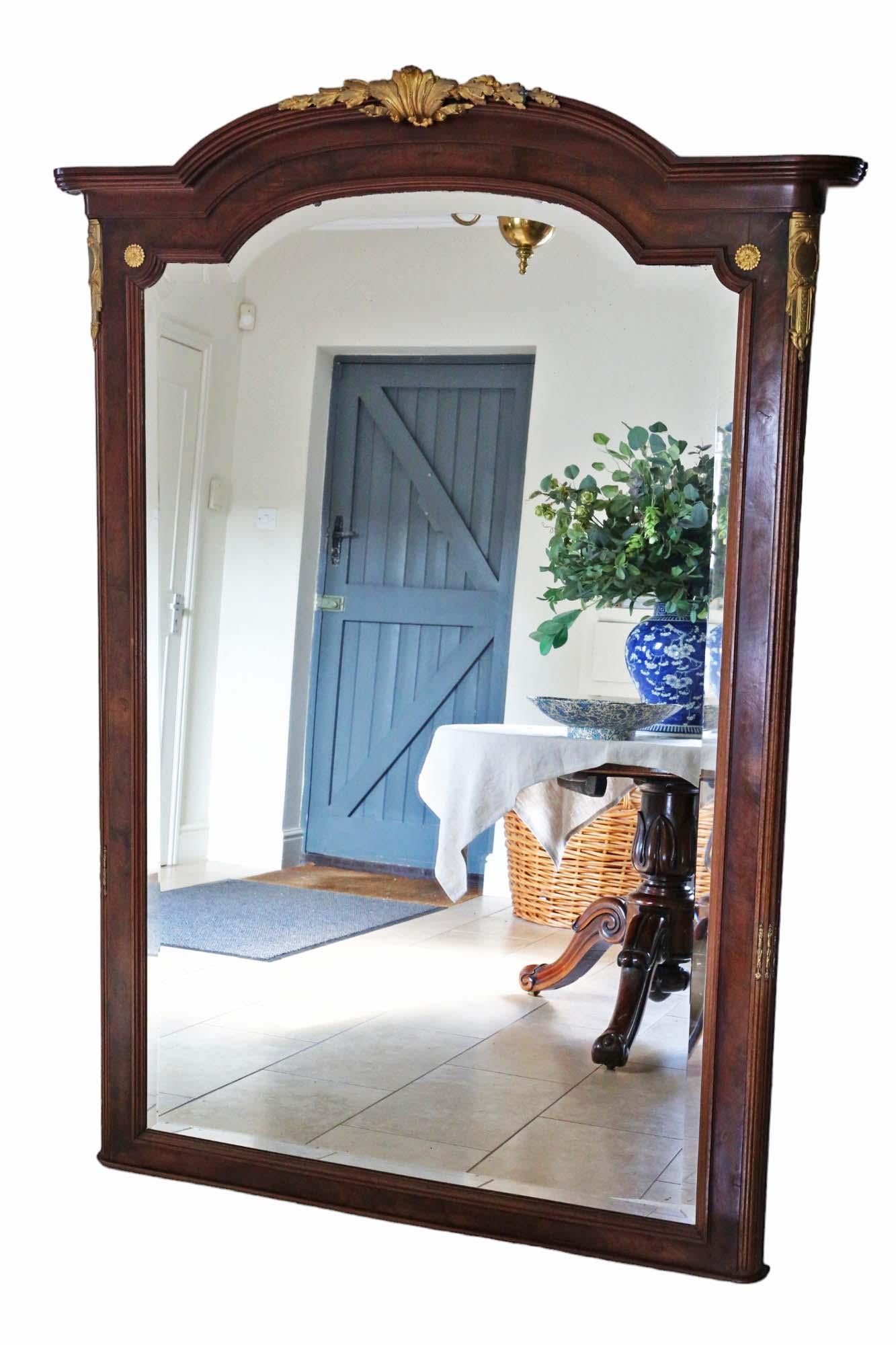 Très grand modèle ancien du début du 20e siècle en acajou  & Miroir mural de sol en noyer - Design/One de haute qualité avec d'attrayantes montures décoratives en bronze doré.

Ce miroir présente un design saisissant, ce qui en fait un ajout