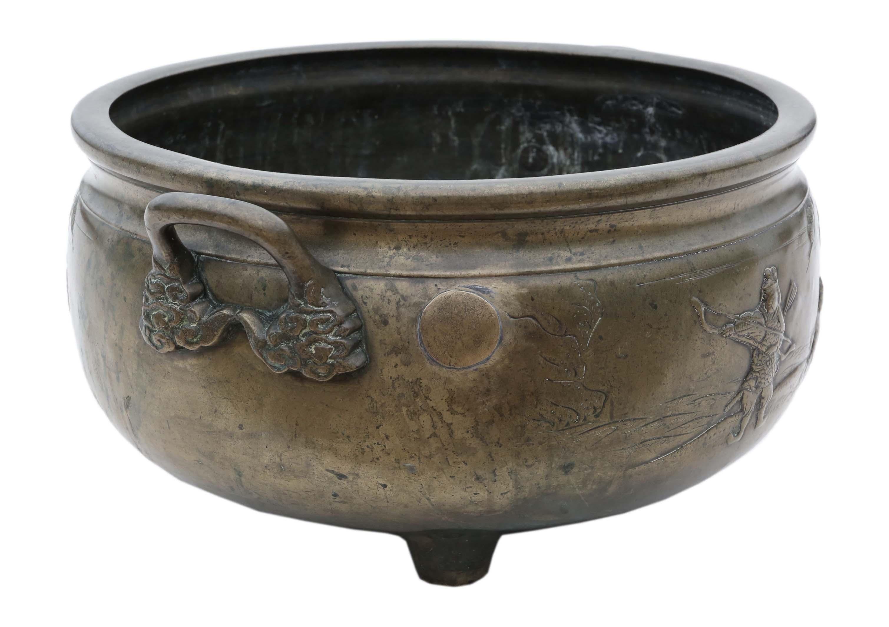 Antique very large quality Oriental Chinese Japanese bronze planter bowl 19th century. There is a signature mark on one side (see photos).

Would look amazing in the right location. Rare large size and design.

Overall maximum dimensions: 47cm