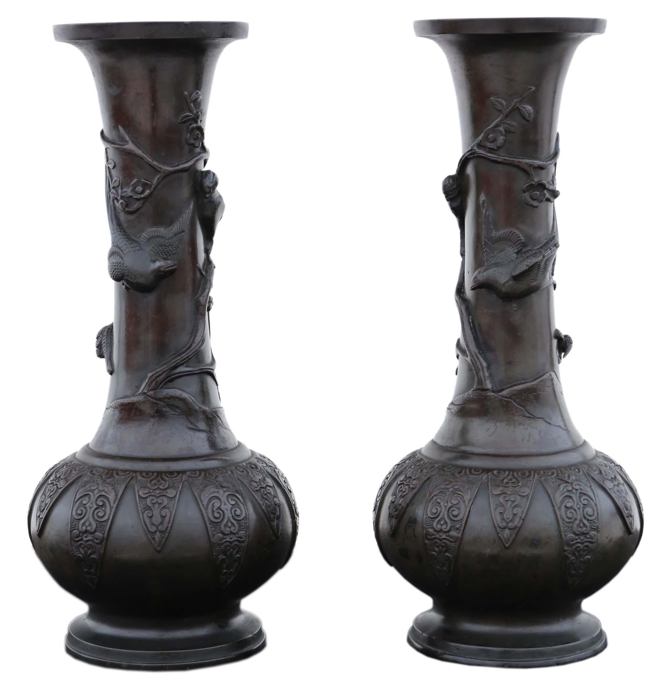 Ancienne très grande paire de vases japonais en bronze - Pièces d'artiste exquises de la période Meiji !

Cette remarquable paire de vases japonais en bronze, datant de la période Meiji du XIXe siècle, témoigne du summum de l'artisanat d'art. Chaque