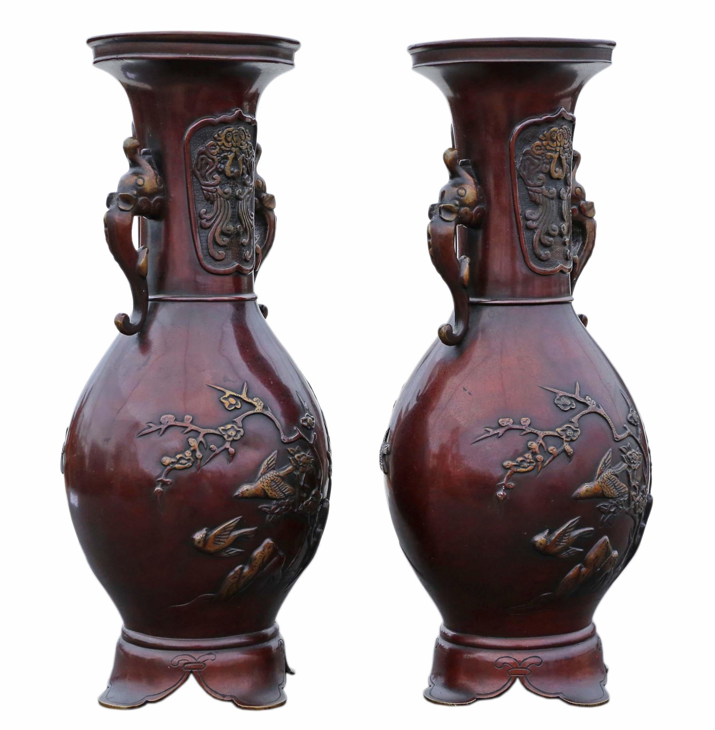 Japonais Ancienne paire de vases japonais en bronze de la période Meiji en vente