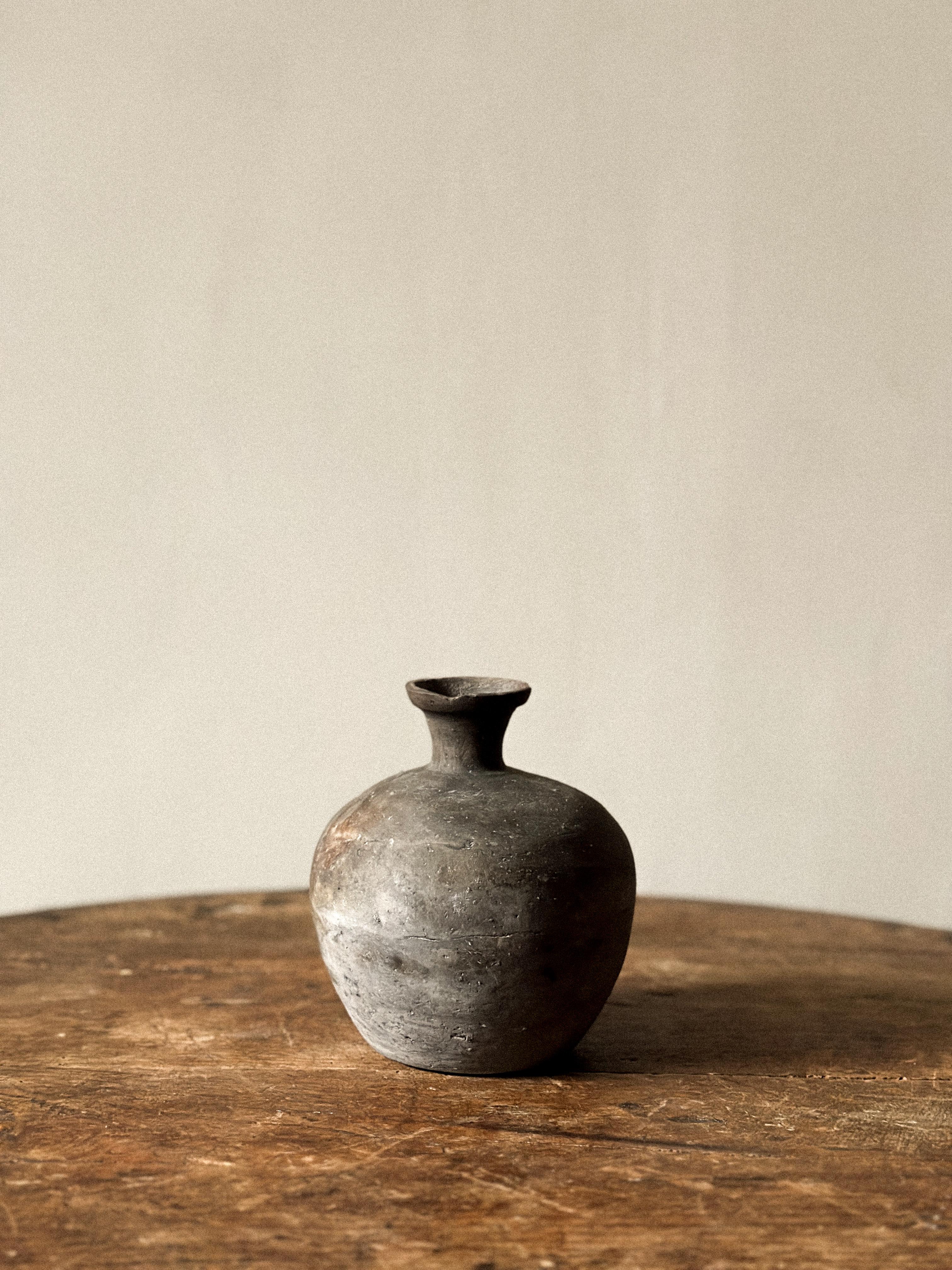 A round jar with a narrow mouth. Ash glaze, Silla period (57 BCE – 935 CE). 

PROVENANCE
Johanne Huitfeldt's (1932-2023) collection of Asian ceramics and antiquities.