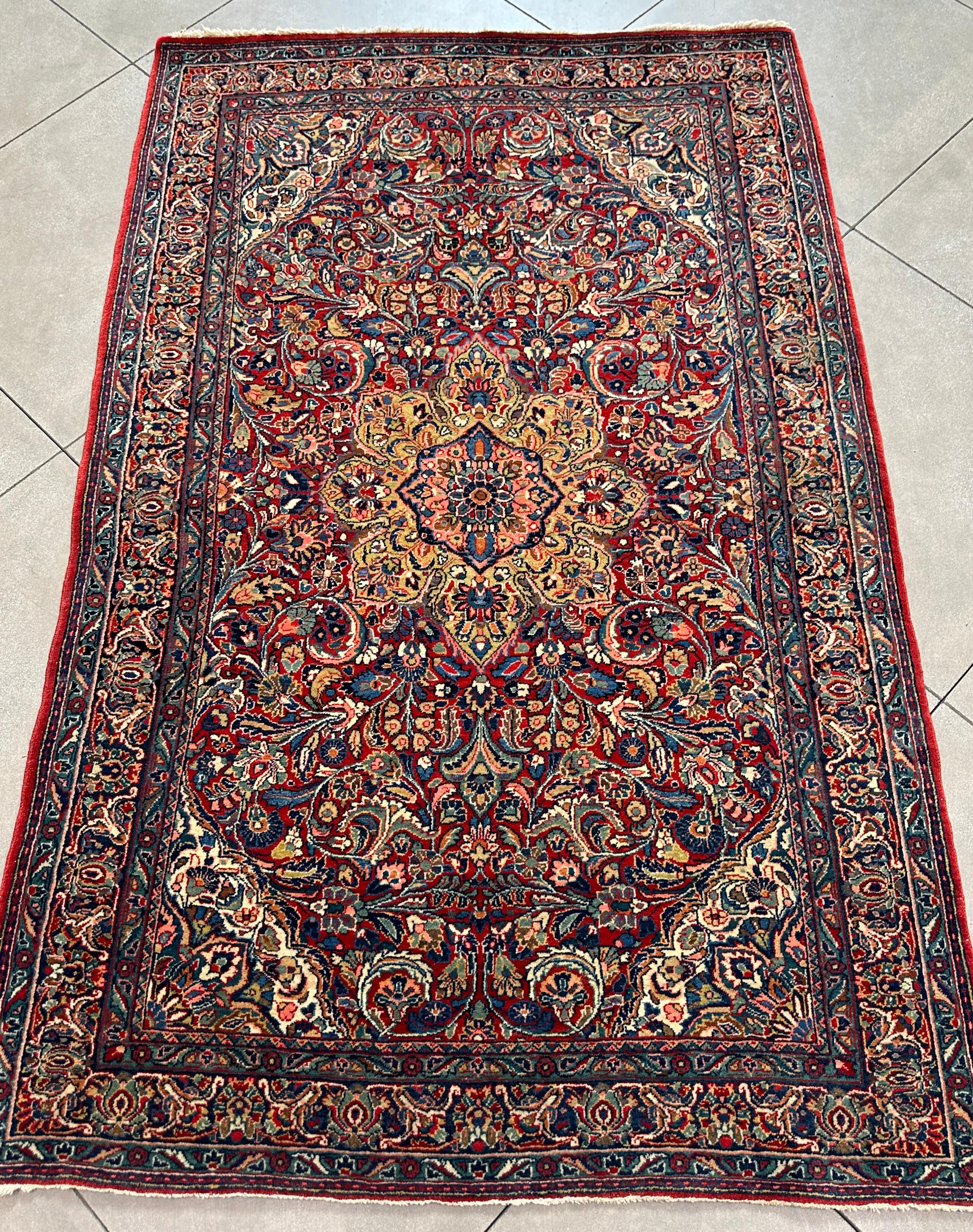 Transformez votre espace de vie avec le charme exquis de notre tapis d'accent multicolore persan ancien et vibrant, doté d'un superbe motif floral. Ce tapis est un véritable témoignage de la riche tradition de l'artisanat persan. Ses motifs