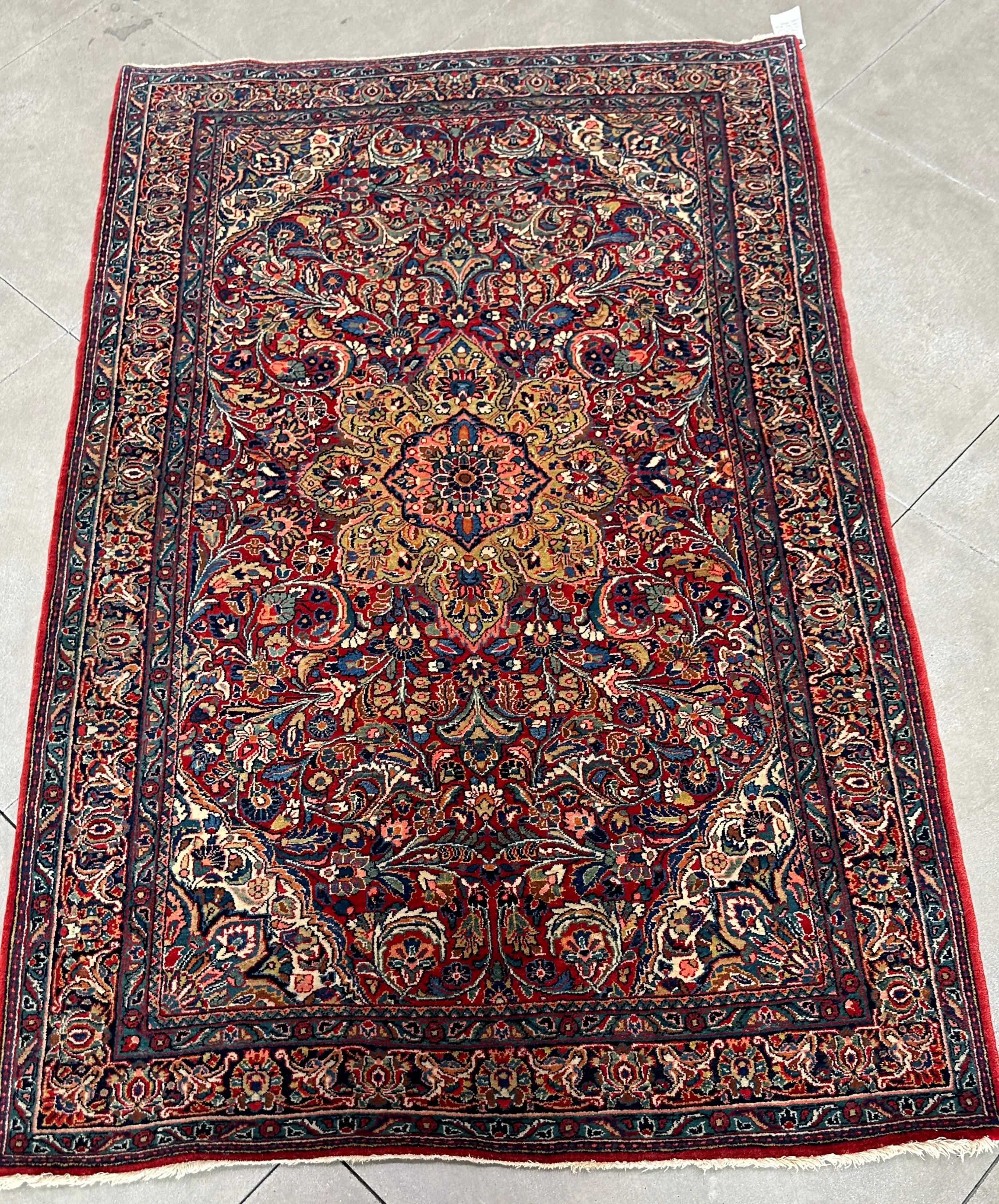 Perse Tapis persan ancien et vibrant multicolore en vente