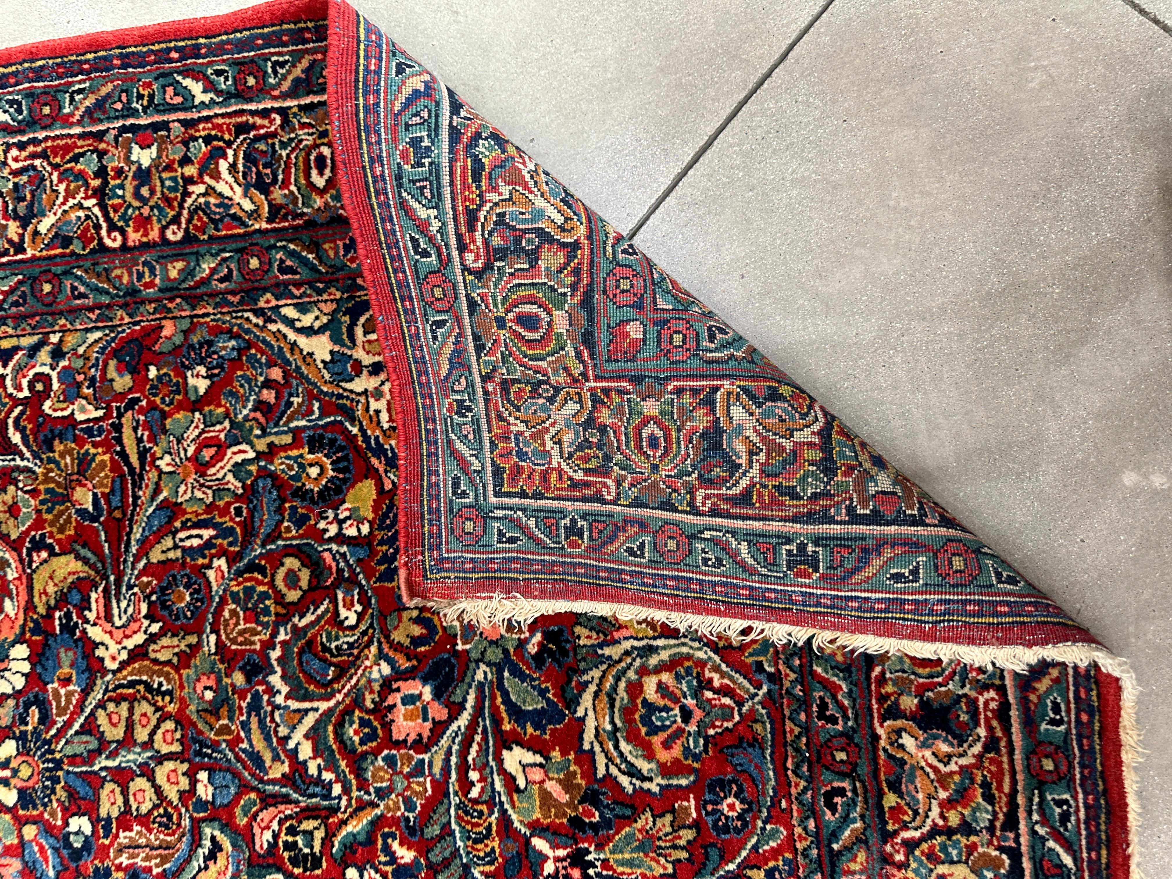 Tapis persan ancien et vibrant multicolore Bon état - En vente à West Hollywood, CA