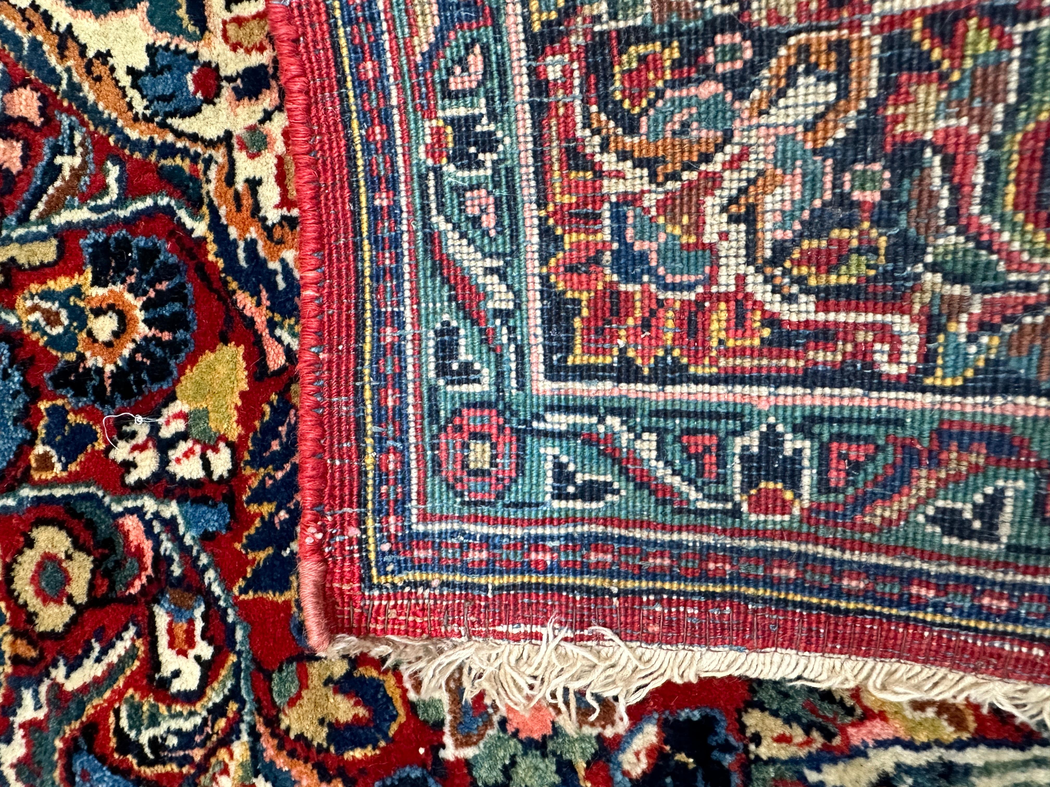 Milieu du XXe siècle Tapis persan ancien et vibrant multicolore en vente