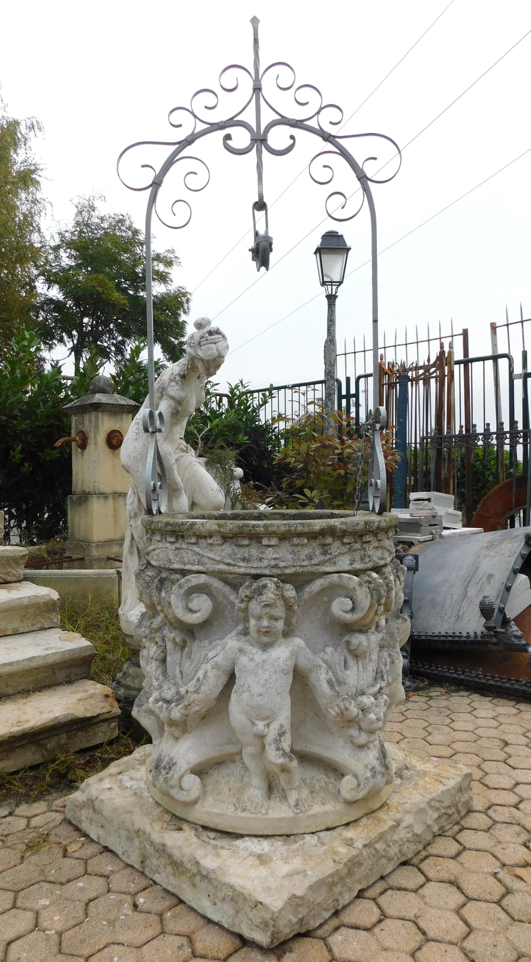 Ancien puits circulaire, en pierre ancienne de Vicence, avec des sculptures artisanales d'angelots, des festons et des décorations de l'époque, réalisées à la main au XIXe siècle dans le nord de l'Italie, pour le jardin d'un palais noble.
Puits en