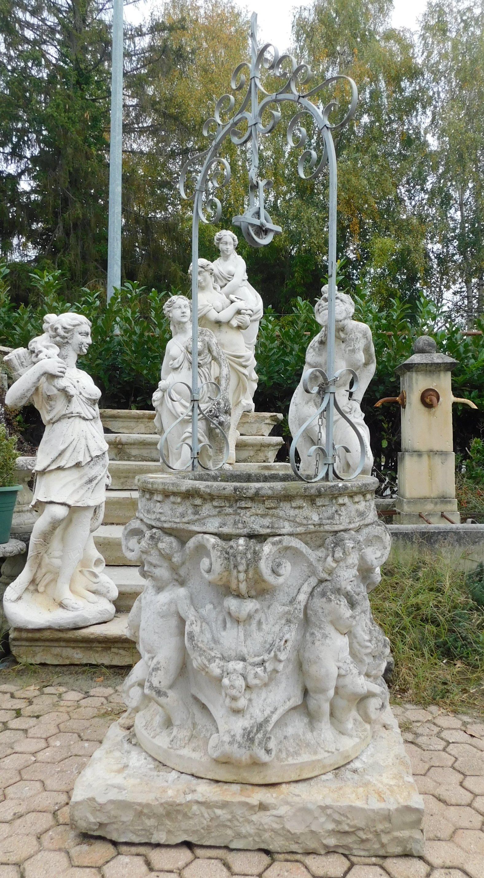 italien Well en pierre de Vicenza antique avec sculptures de chérubins et de festons, 19ème siècle en vente