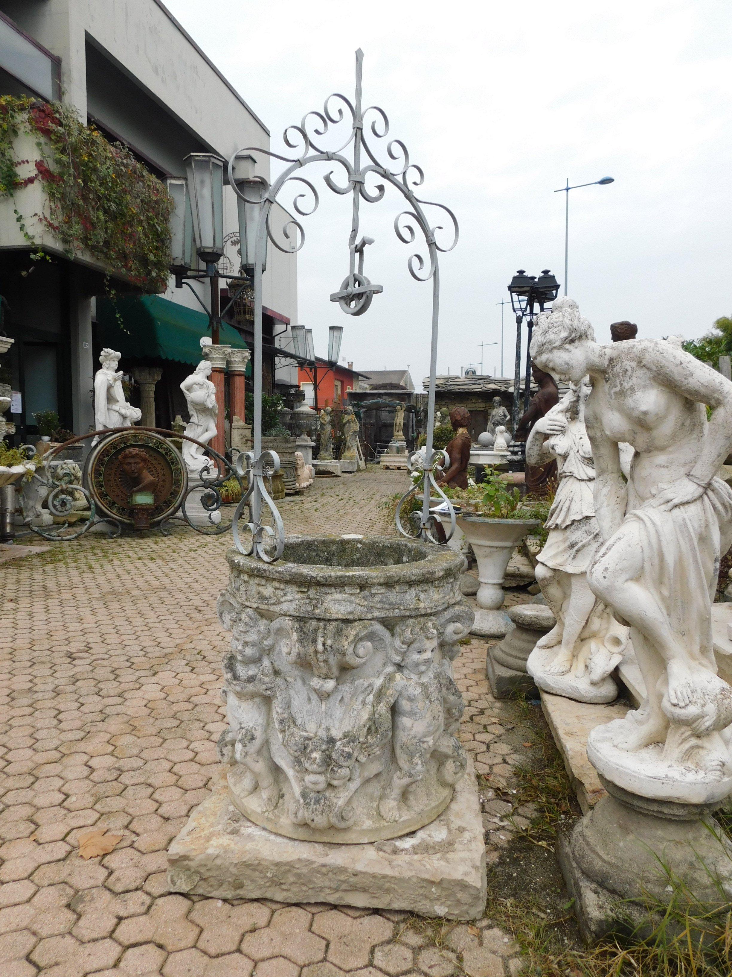 XIXe siècle Well en pierre de Vicenza antique avec sculptures de chérubins et de festons, 19ème siècle en vente