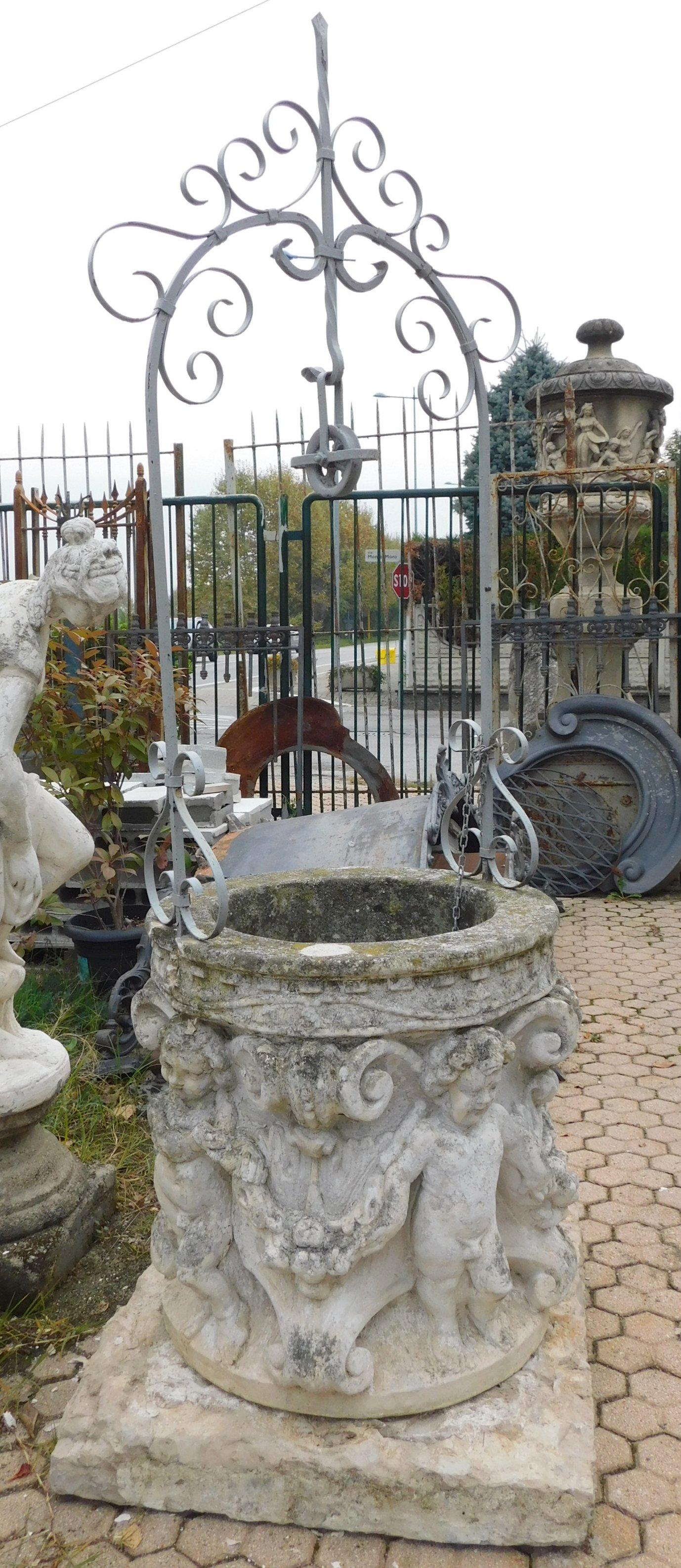 Pierre Well en pierre de Vicenza antique avec sculptures de chérubins et de festons, 19ème siècle en vente