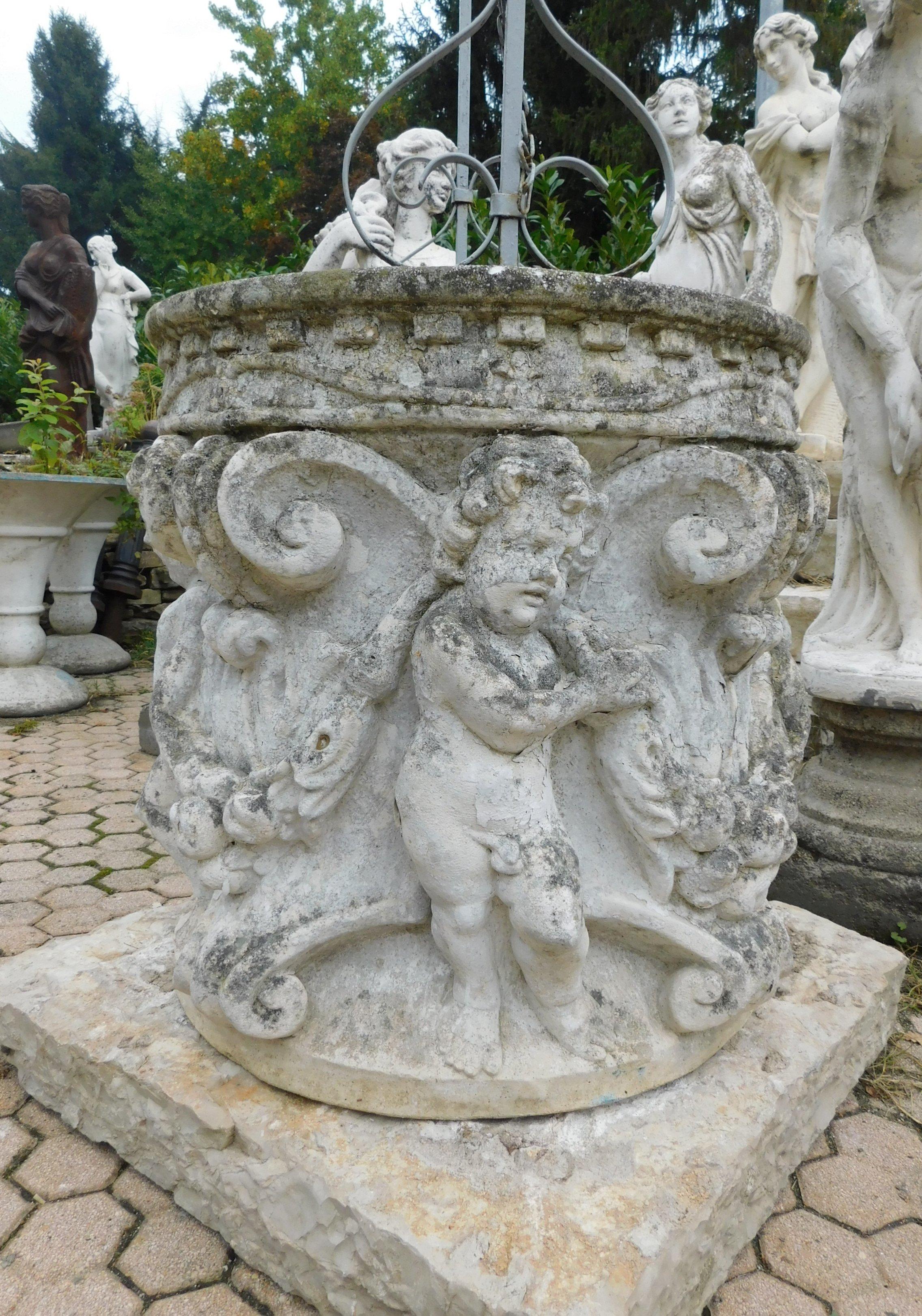 Well en pierre de Vicenza antique avec sculptures de chérubins et de festons, 19ème siècle en vente 2