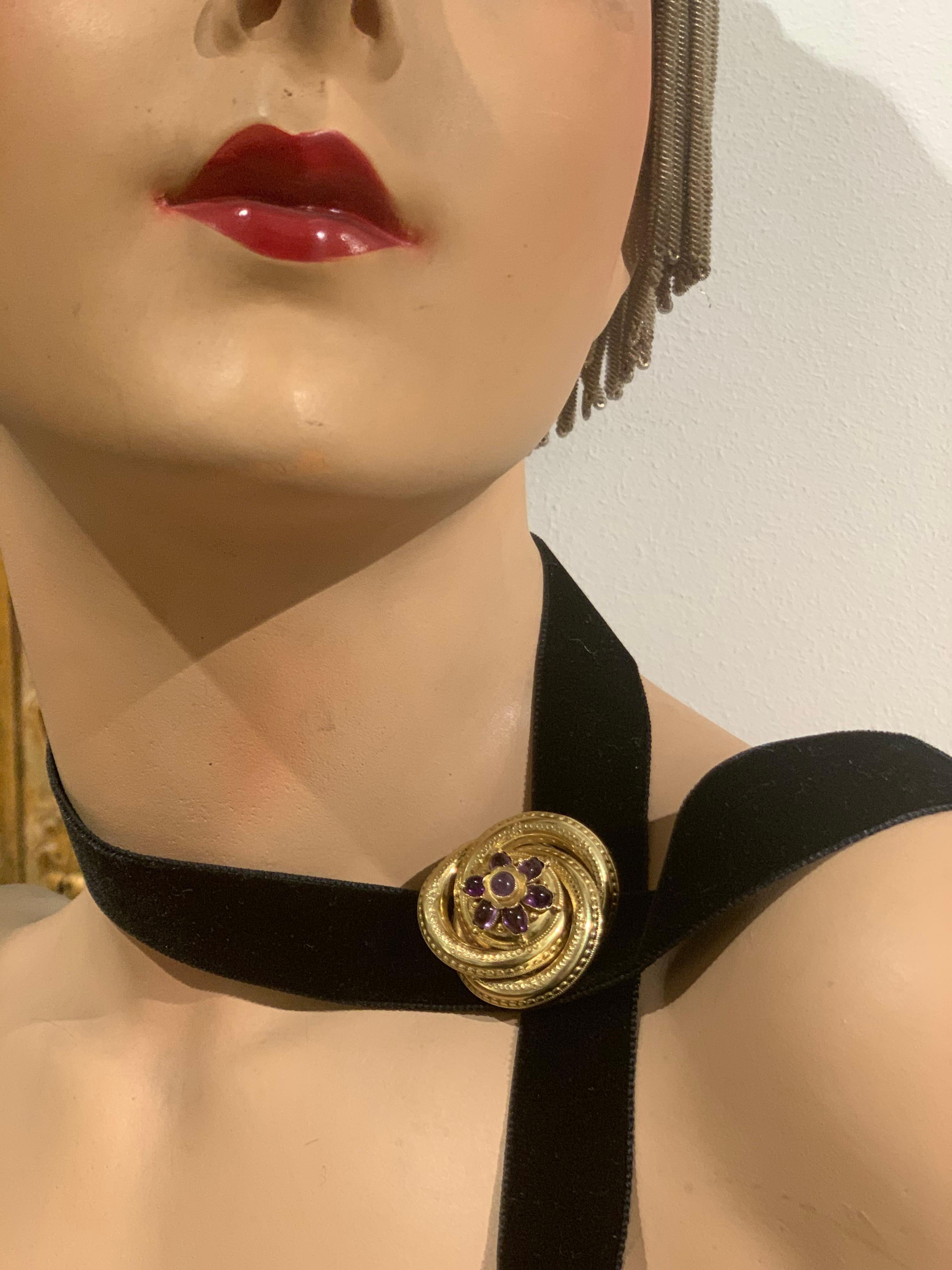 Antique Vict. Etruscan Revival Brooch Eternity Knot Amethyst Cabochon 14 Kt Gold In Good Condition For Sale In Munich, Bavaria