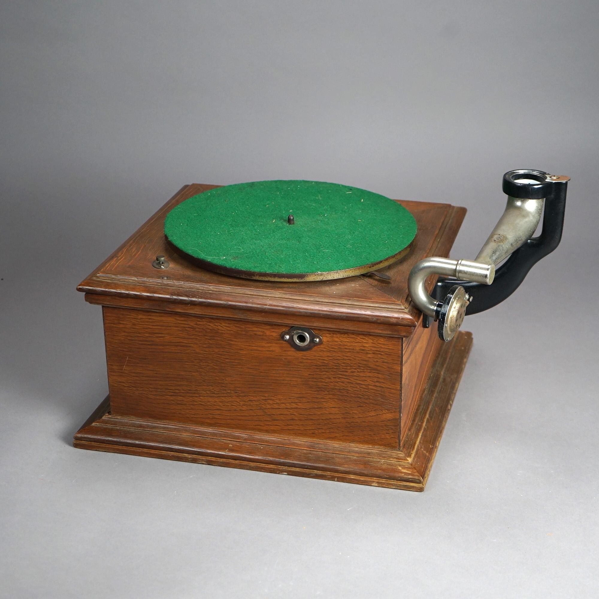 Antique Victor Oak Phonograph Circa 1900 In Good Condition In Big Flats, NY