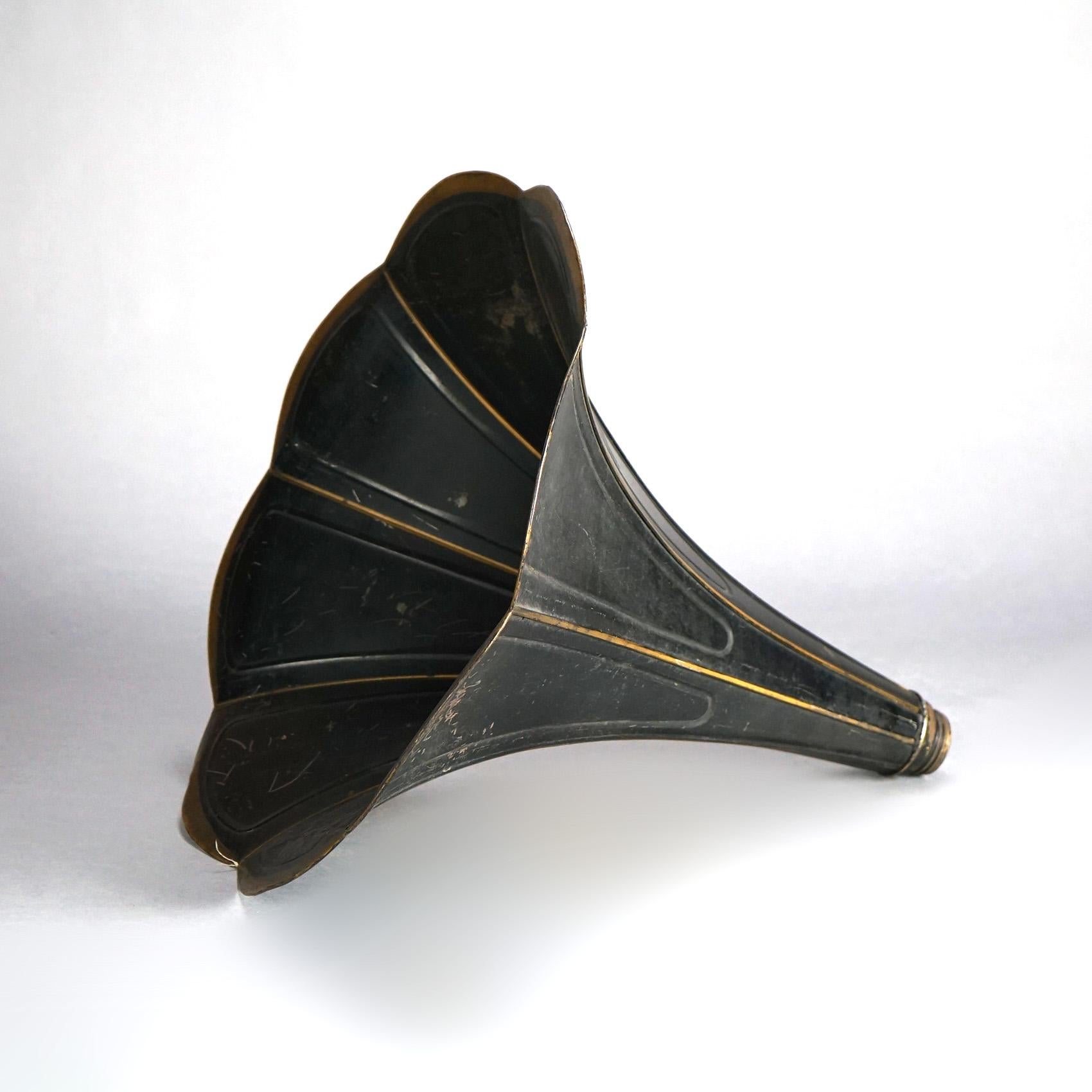 Ancienne corne de phonographe Victrola en métal ébonisé et doré Circa 1910

Dimensions : 18,5''H x 18,5''L x 18,5''P