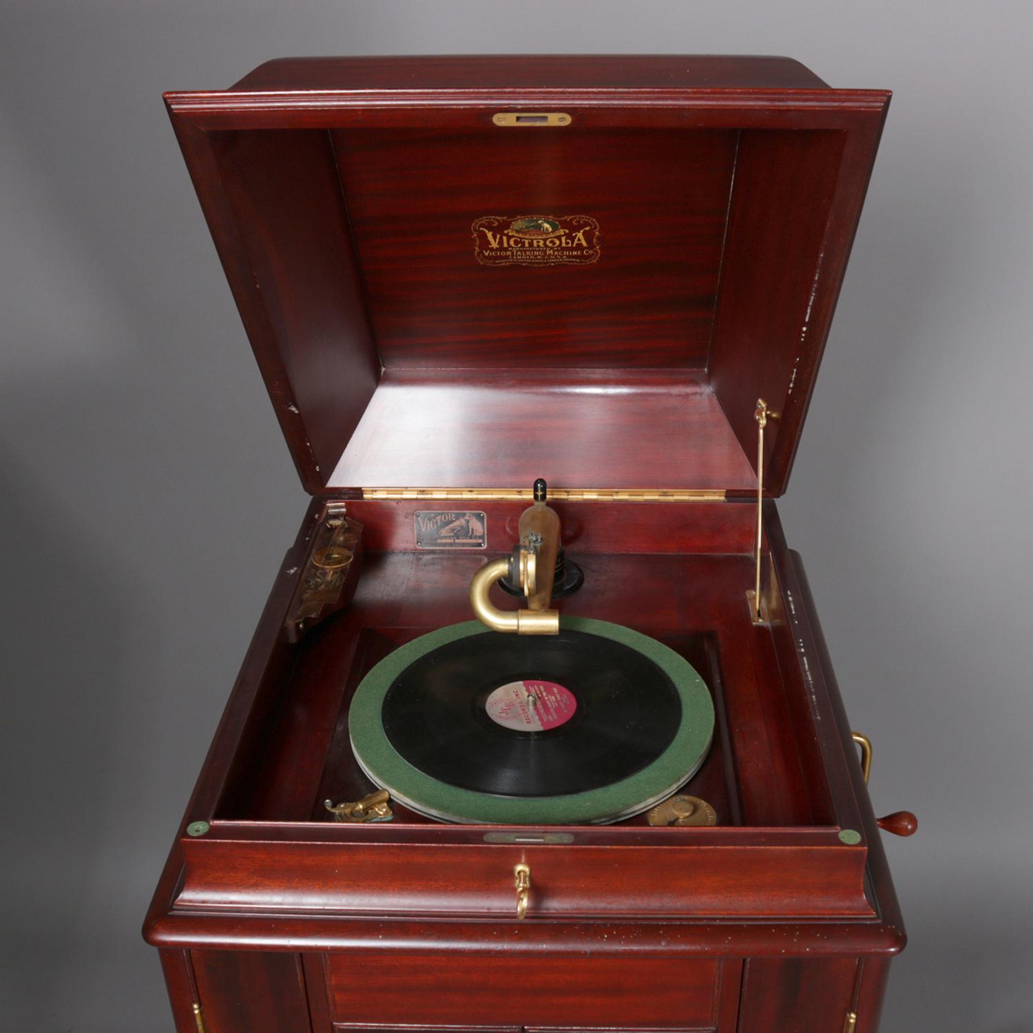 Antiker Victor Victrola Eichenholzkoffer Standmodell Phonograph:: VV-XVI 16584B (Hochviktorianisch)