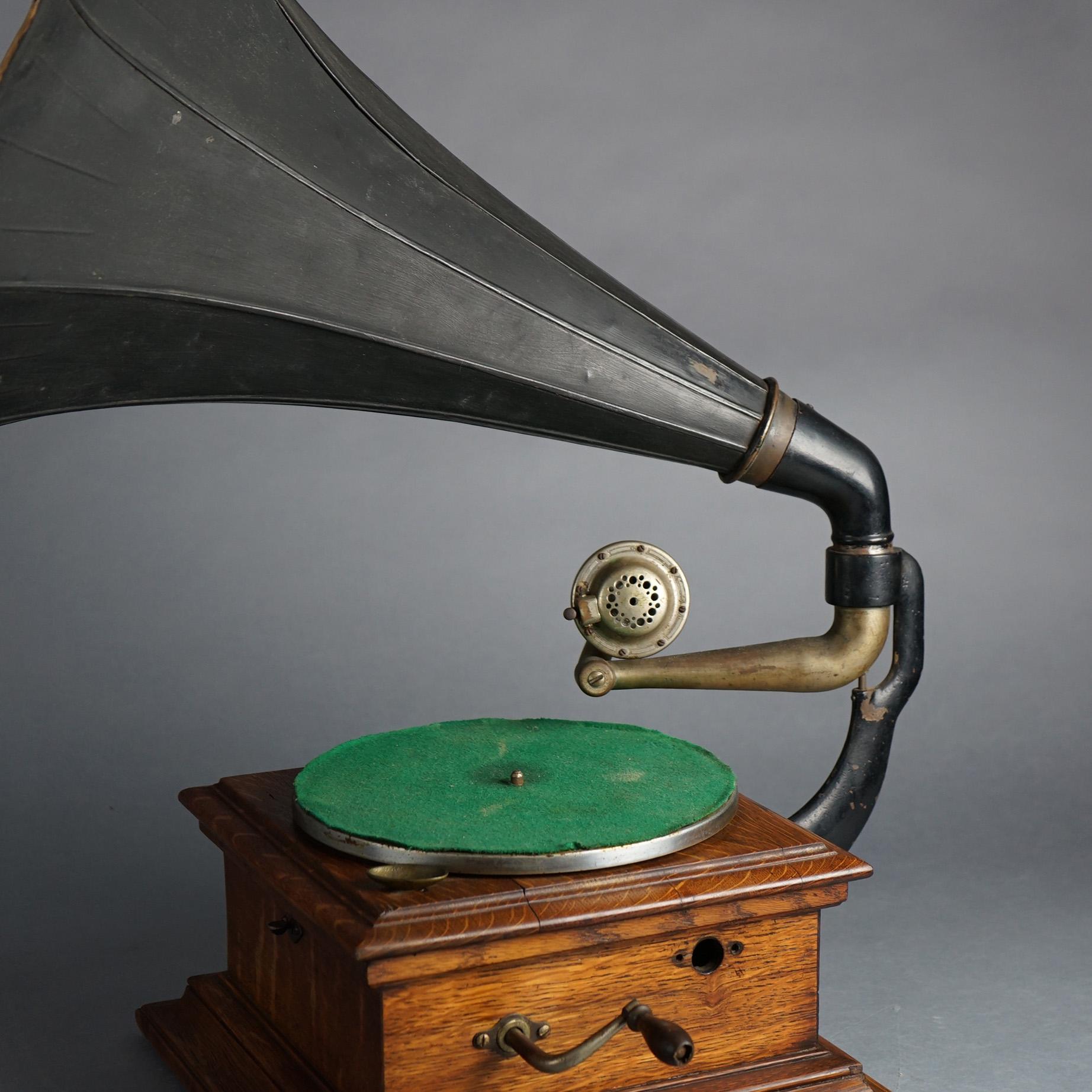 Antiker Victor Victrola- Phonograph aus Eiche mit Tischplatte und Scheiben an der Außenseite aus Horn, um 1900 4