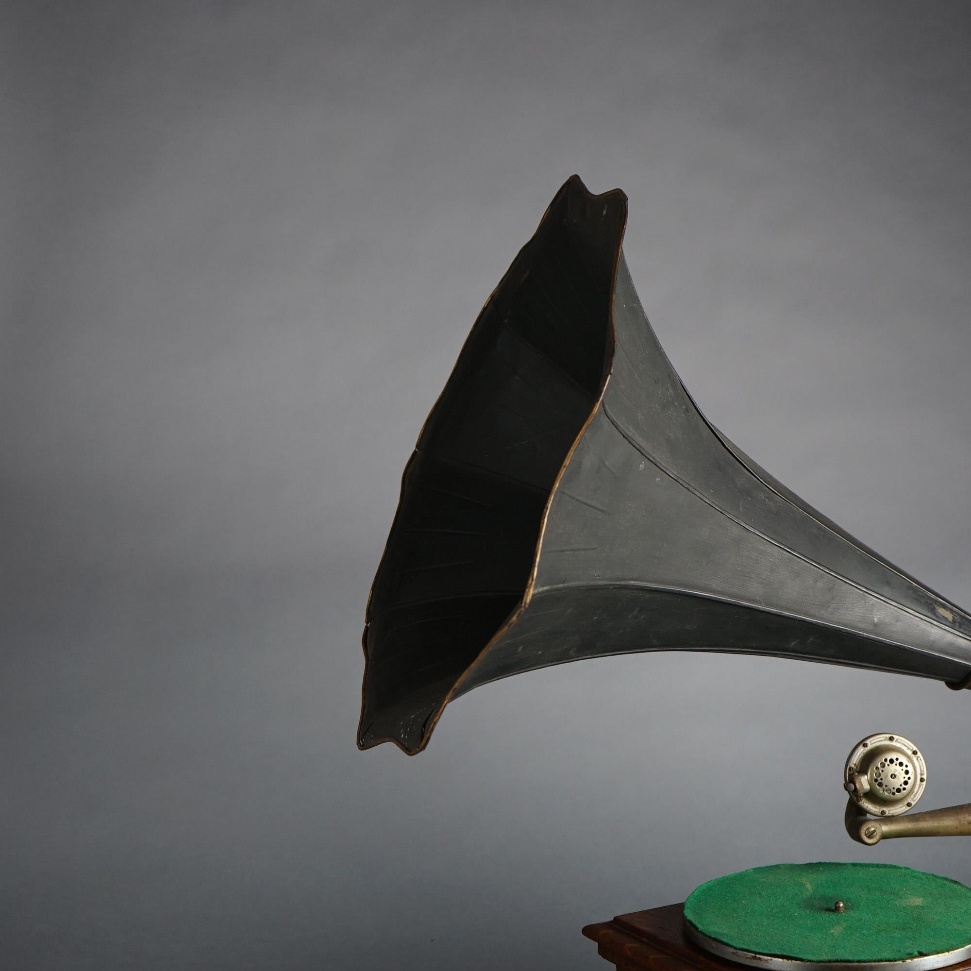Antiker Victor Victrola- Phonograph aus Eiche mit Tischplatte und Scheiben an der Außenseite aus Horn, um 1900 5