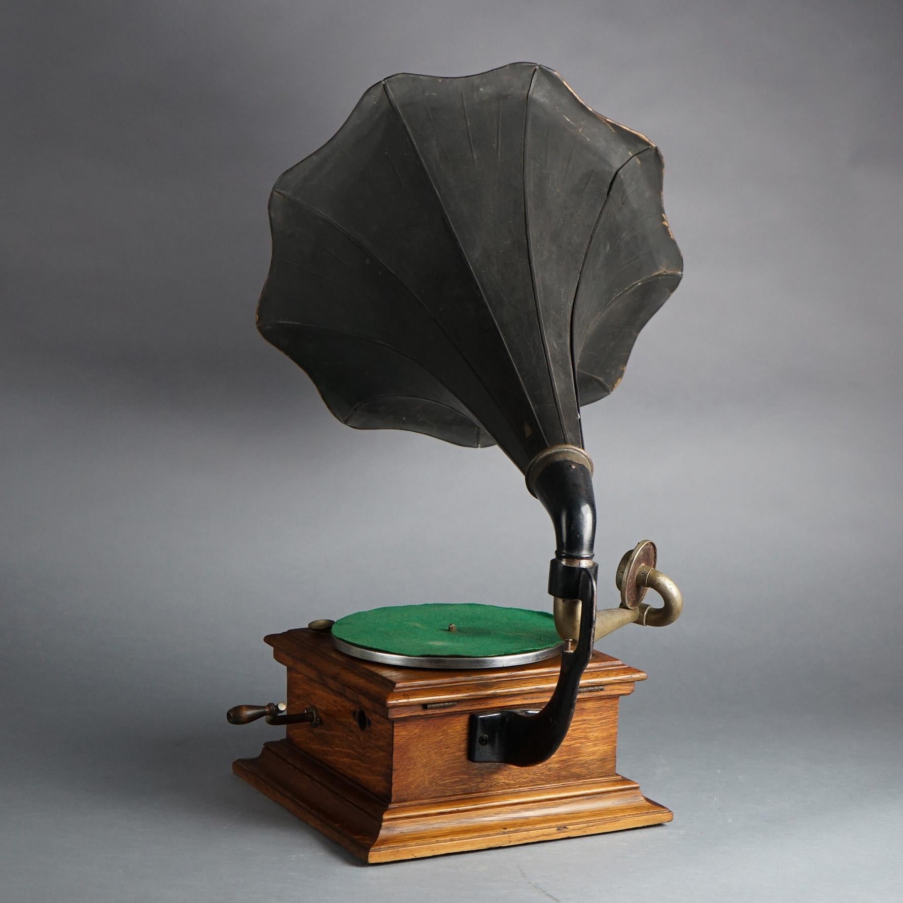 Antiker Victor Victrola- Phonograph aus Eiche mit Tischplatte und Scheiben an der Außenseite aus Horn, um 1900 8