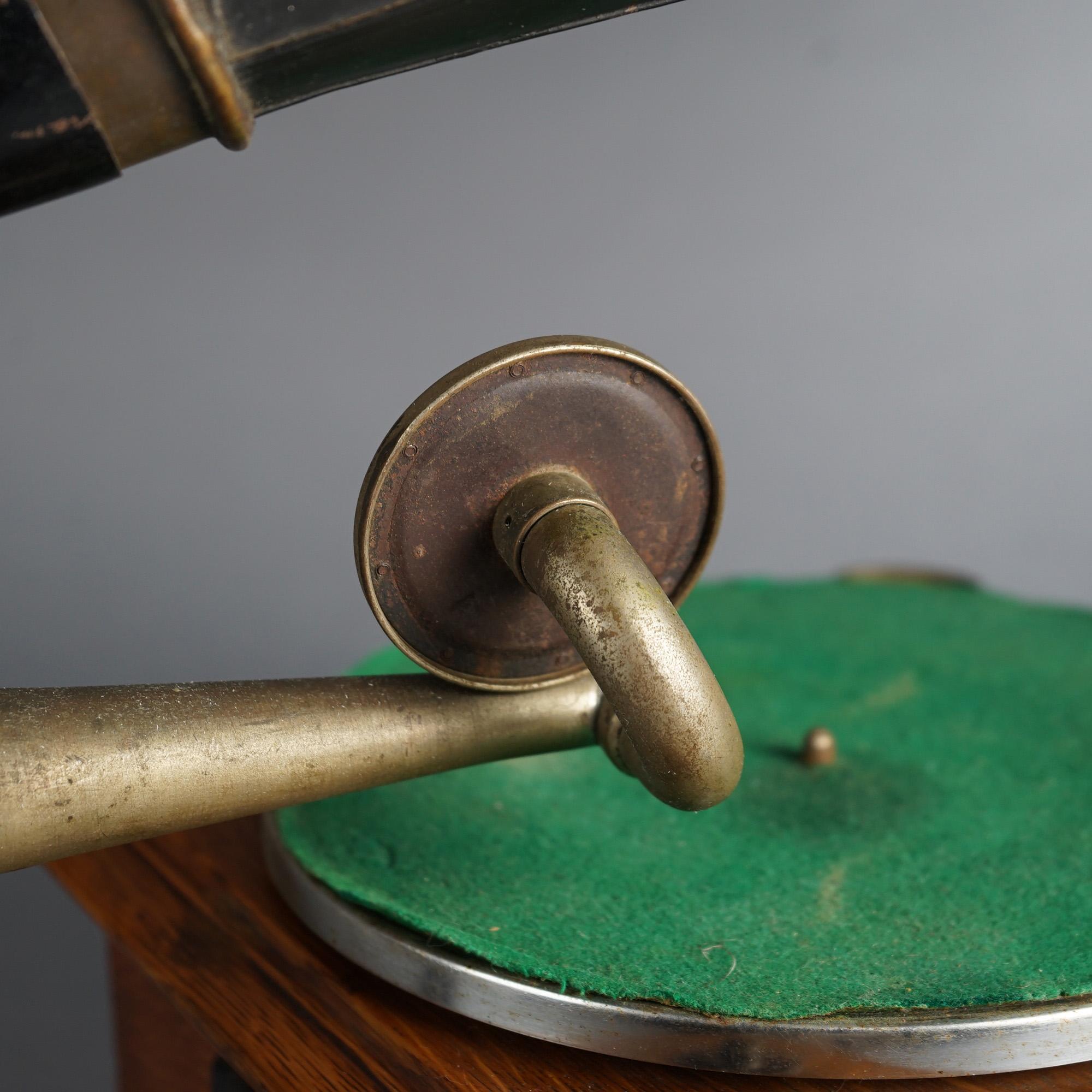 Antiker Victor Victrola- Phonograph aus Eiche mit Tischplatte und Scheiben an der Außenseite aus Horn, um 1900 10