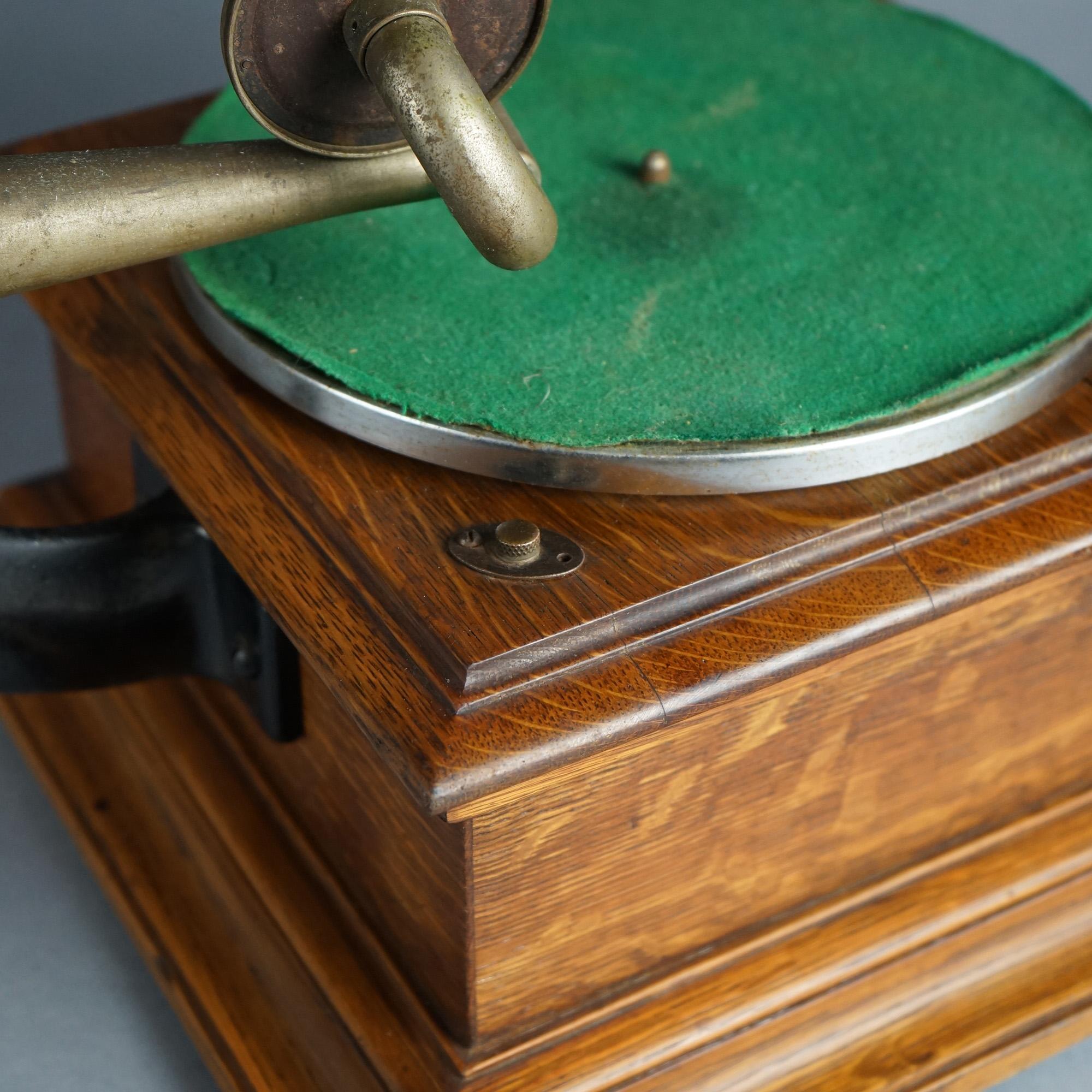 Antiker Victor Victrola- Phonograph aus Eiche mit Tischplatte und Scheiben an der Außenseite aus Horn, um 1900 11
