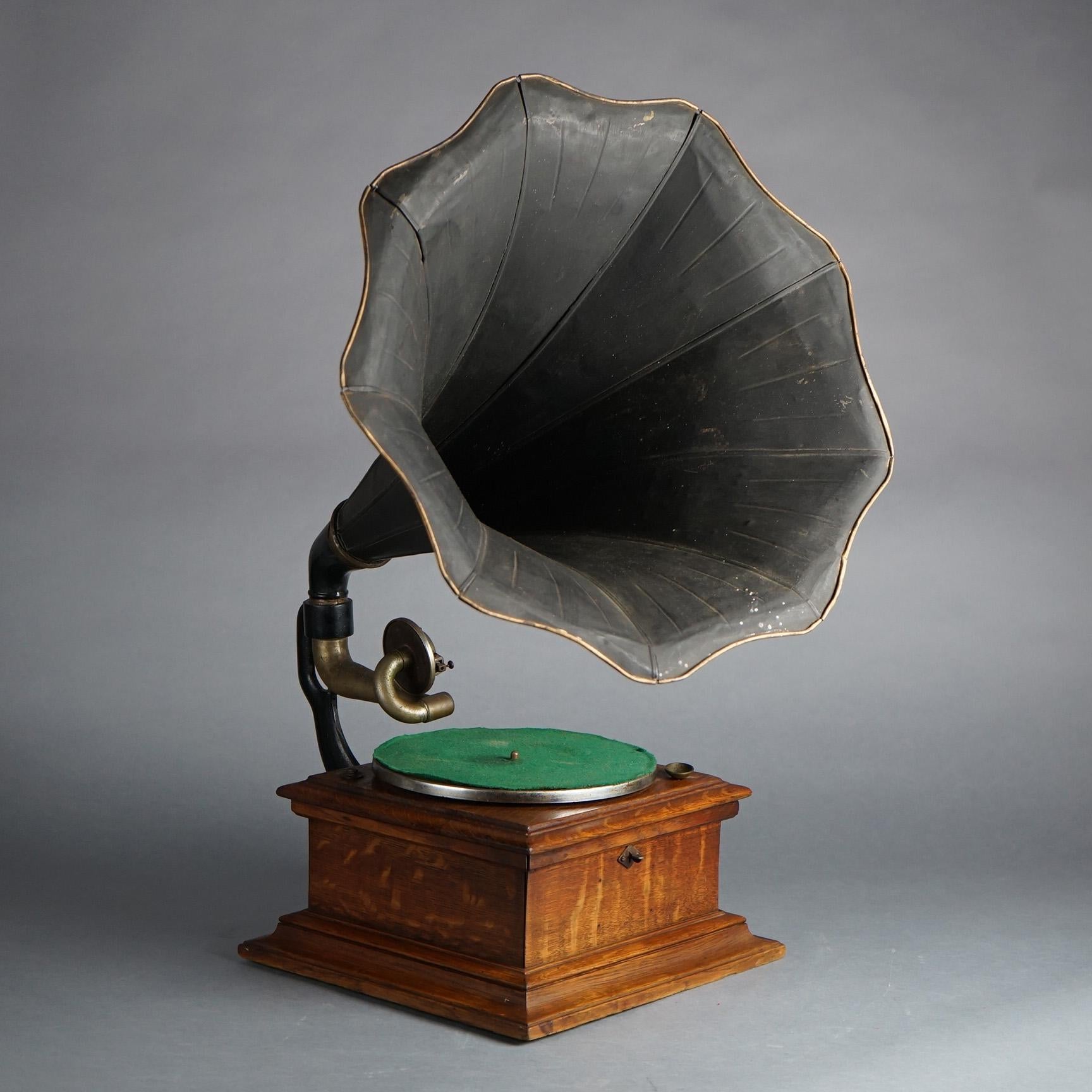 Ancien phonographe Victrola en chêne à disque sur table avec corne extérieure et boîtier en chêne scié en quatre, Circa 1900

Mesures - 30,5 